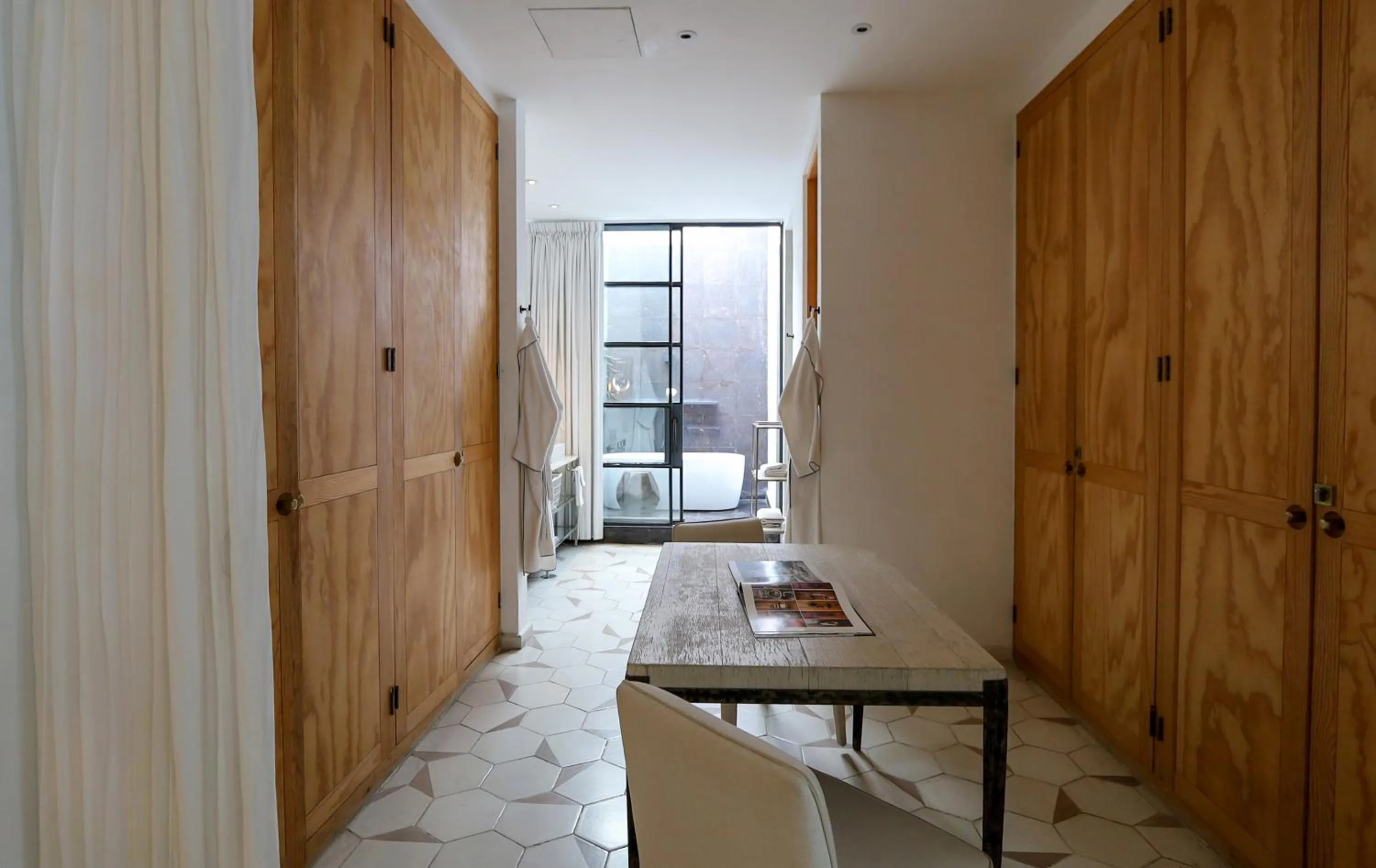 wardrobe, Bed in LOtel-Casa Arca