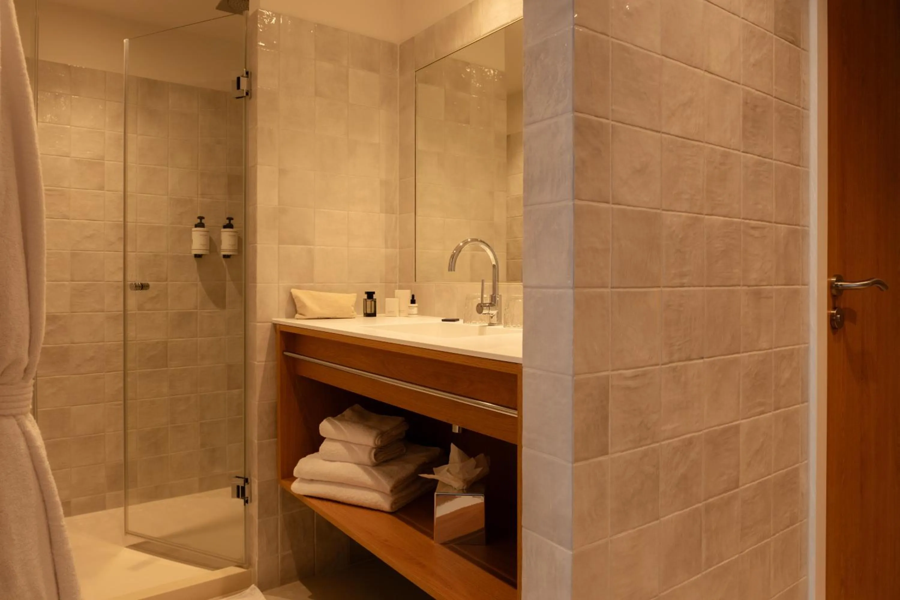 Shower in 9Hotel Chelton