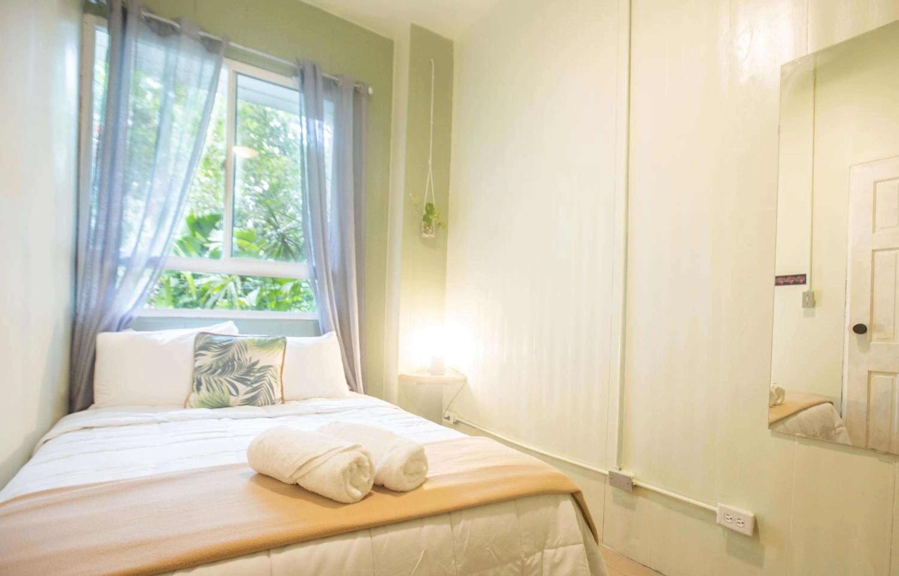 Bedroom, Bed in Selina Red Frog