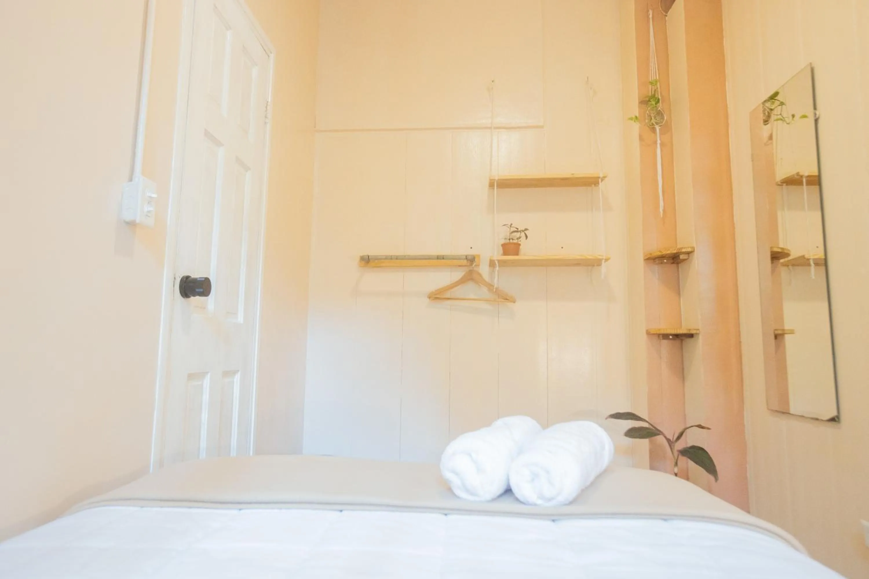 Bedroom, Bed in Selina Red Frog