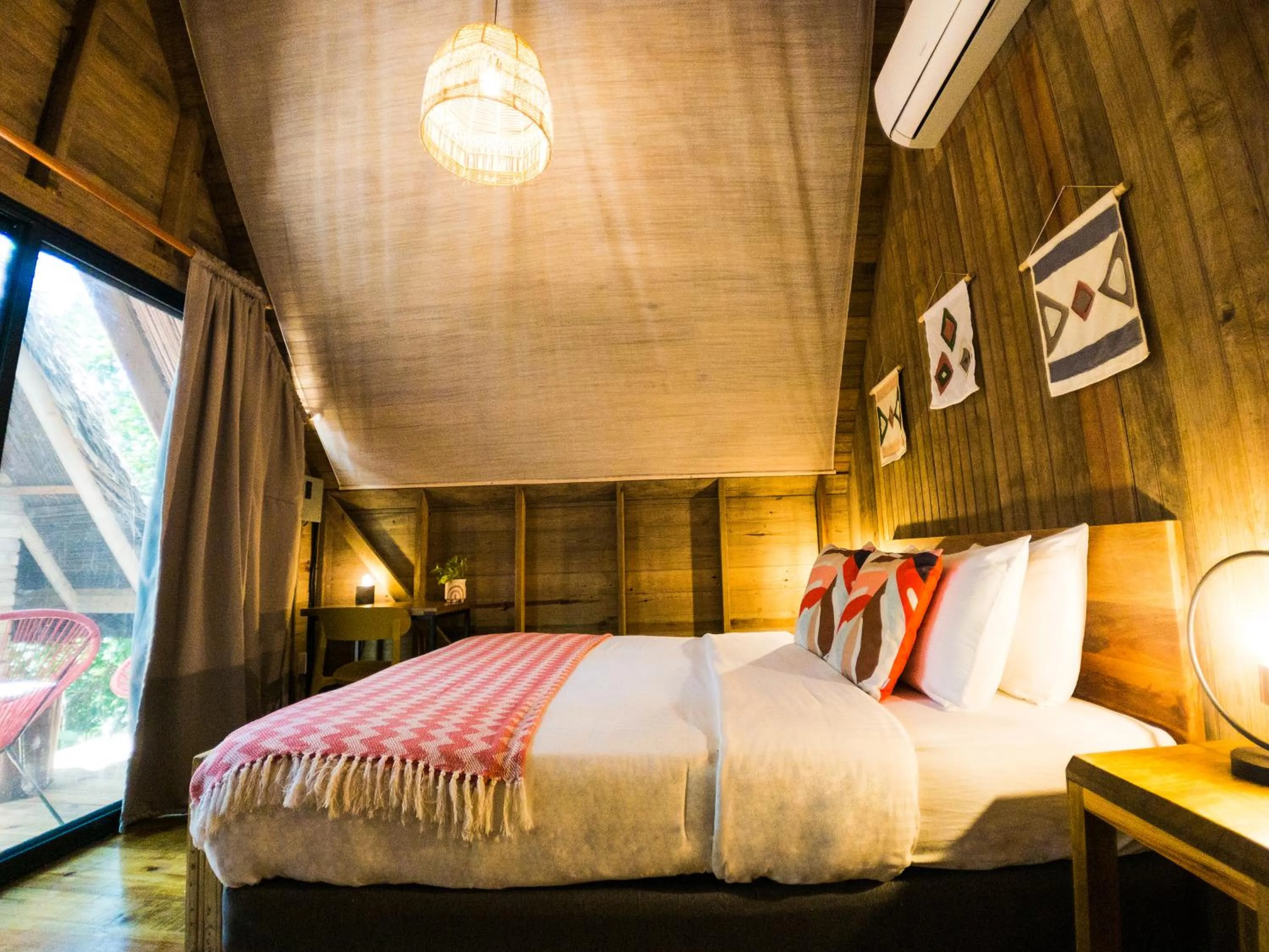 Bedroom, Bed in Selina Red Frog