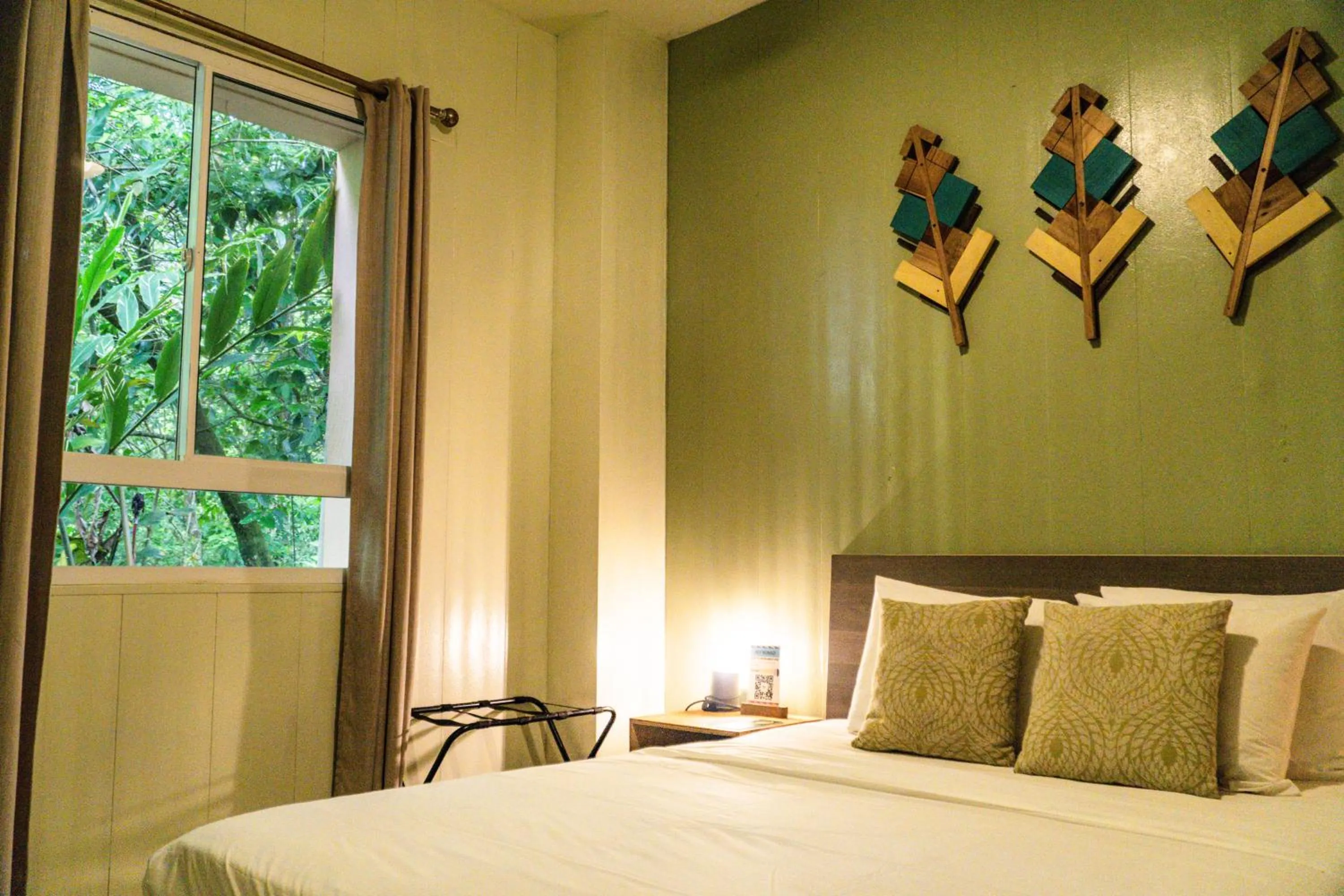 Bedroom, Bed in Selina Red Frog