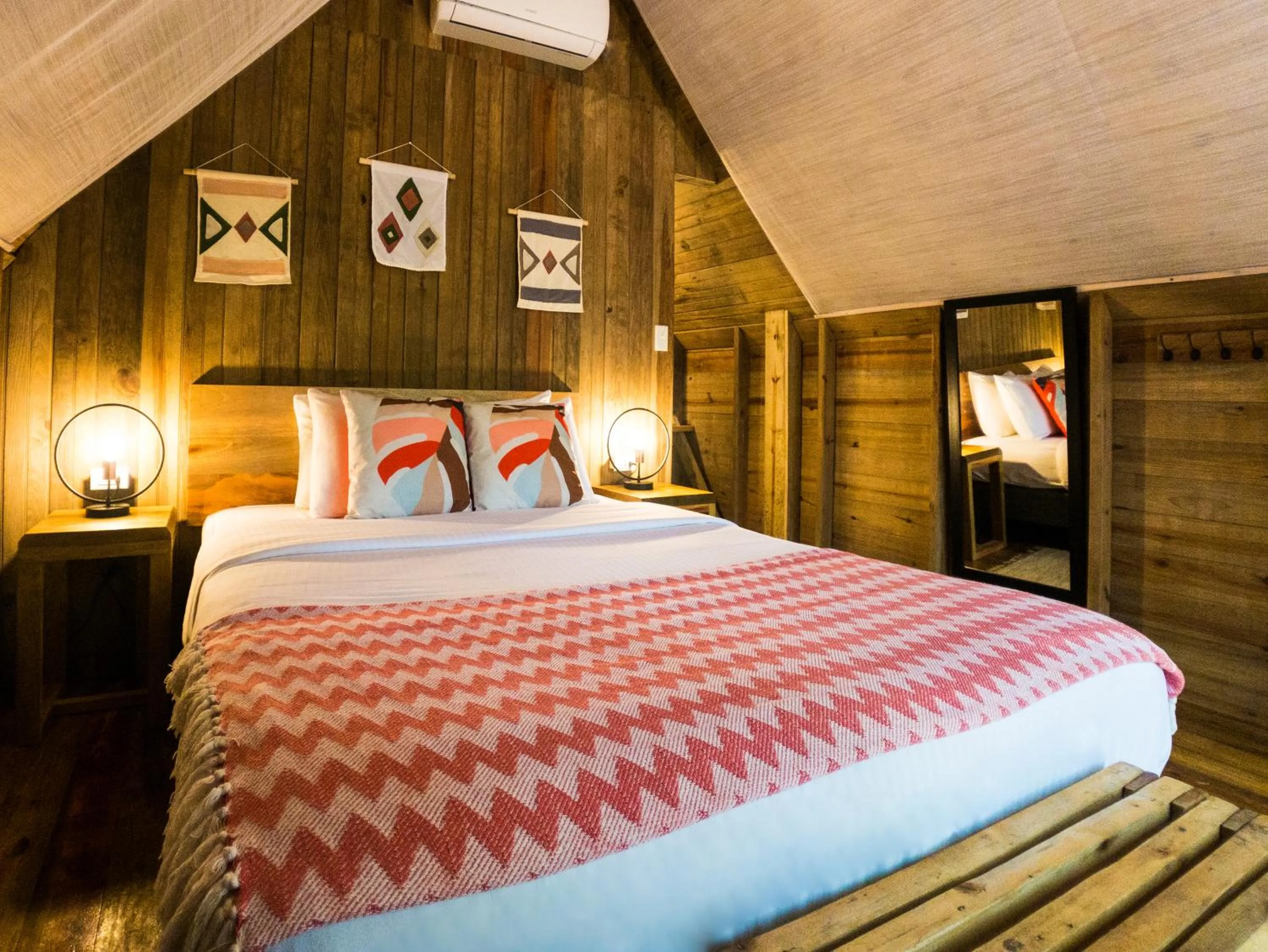 Bedroom, Bed in Selina Red Frog