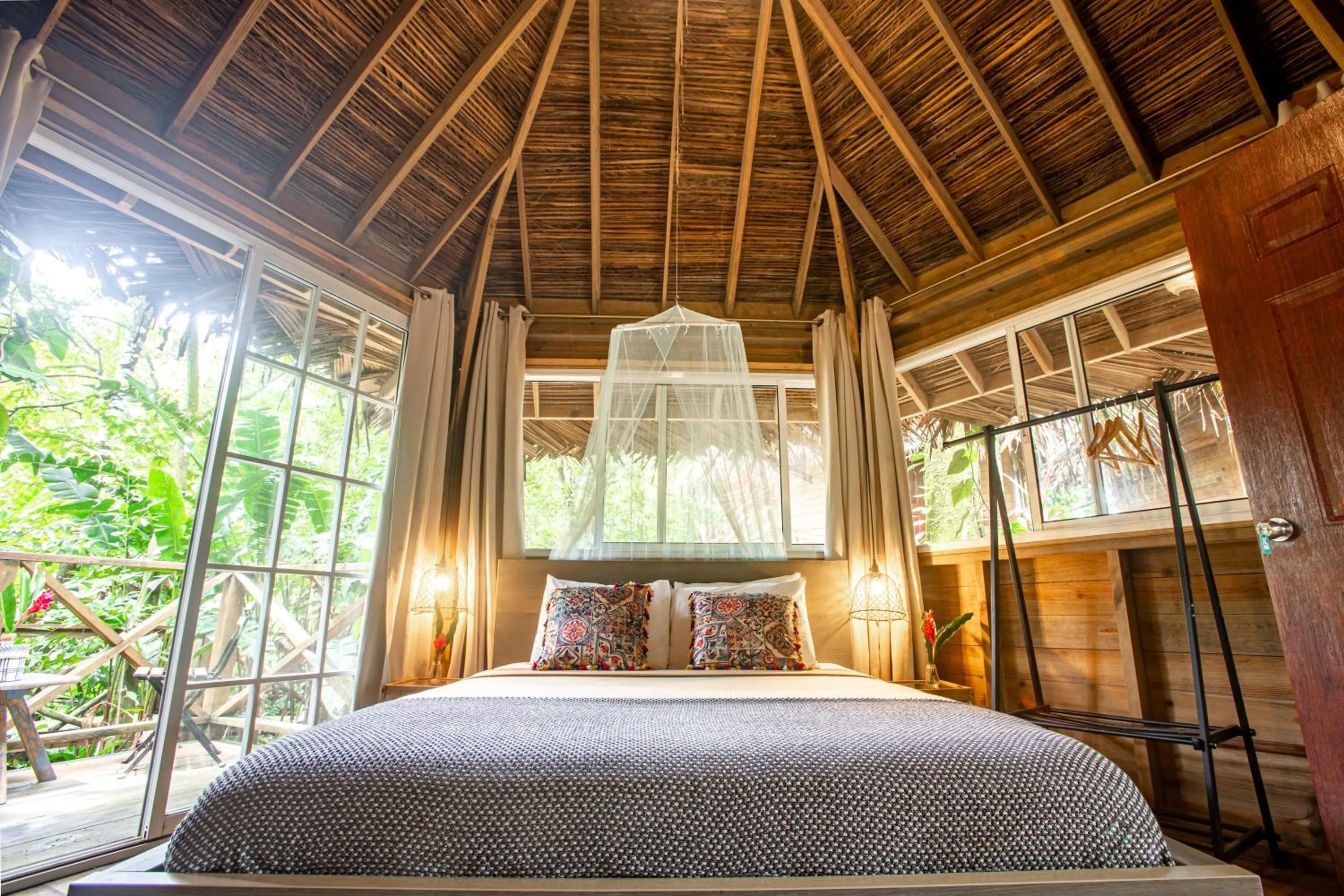 Bedroom, Bed in Selina Red Frog