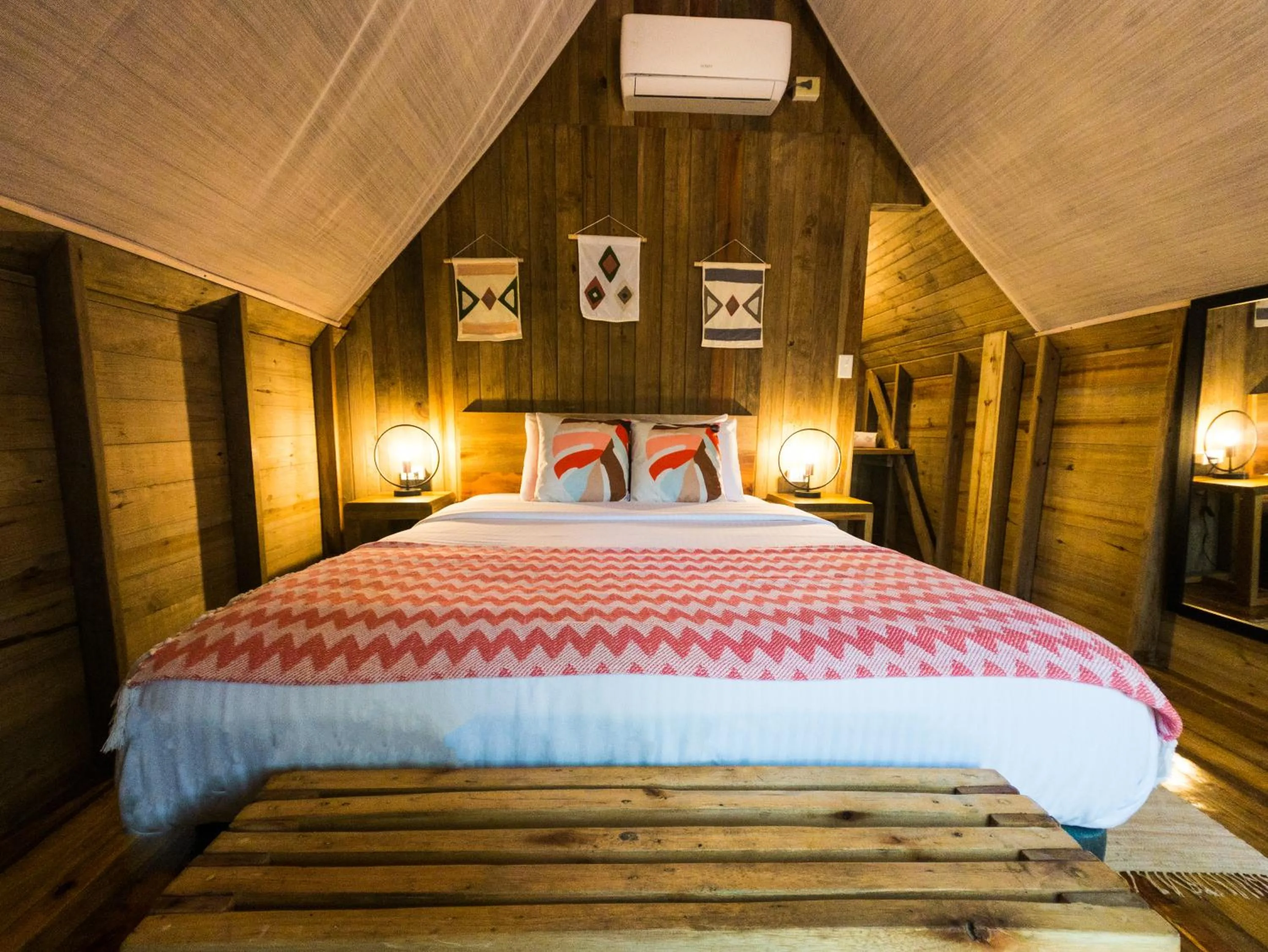 Bedroom, Bed in Selina Red Frog