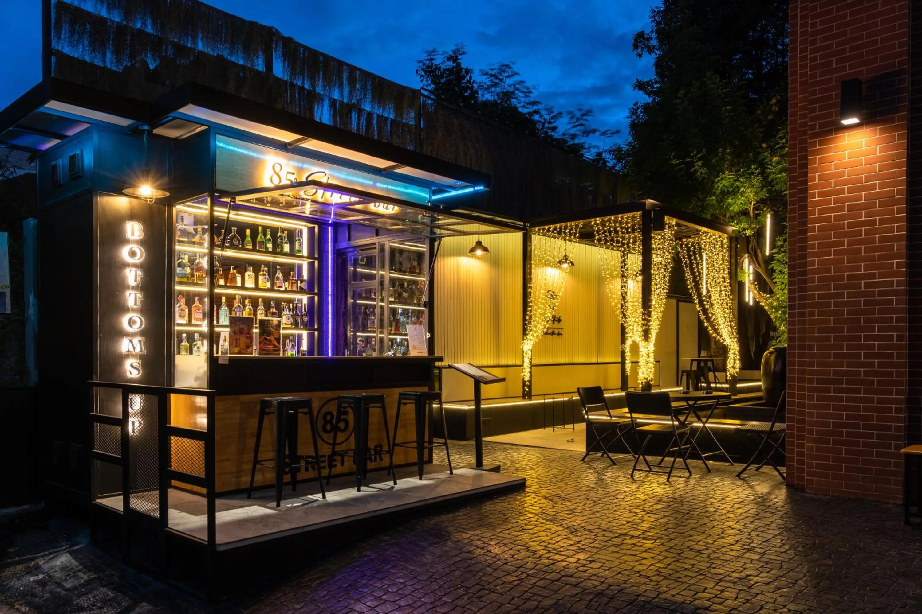 Lounge or bar in De Chai the Deco Chiang Mai - SHA Plus