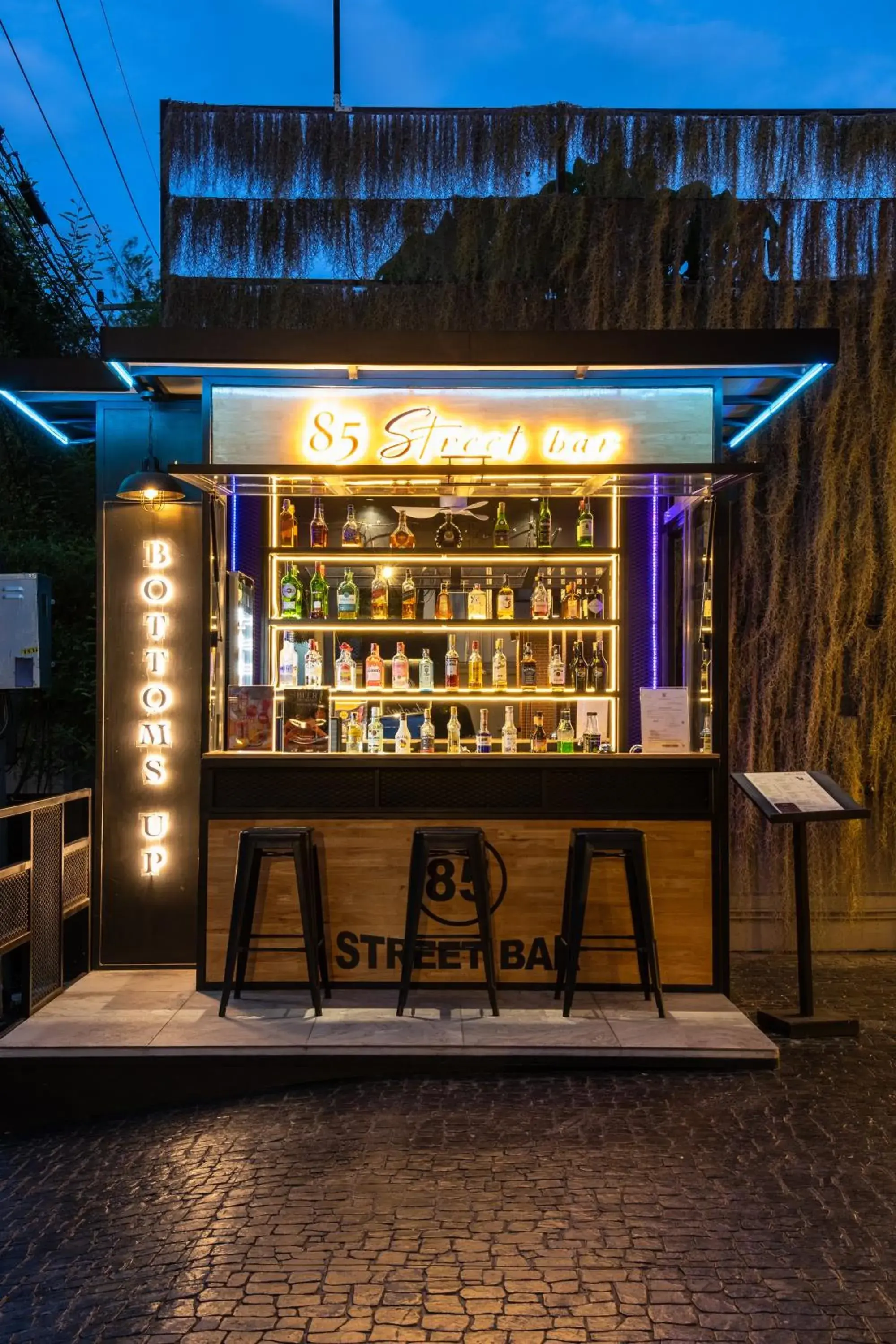 Lounge or bar in De Chai the Deco Chiang Mai - SHA Plus Lounge or bar in De Chai the Deco Chiang Mai - SHA Plus