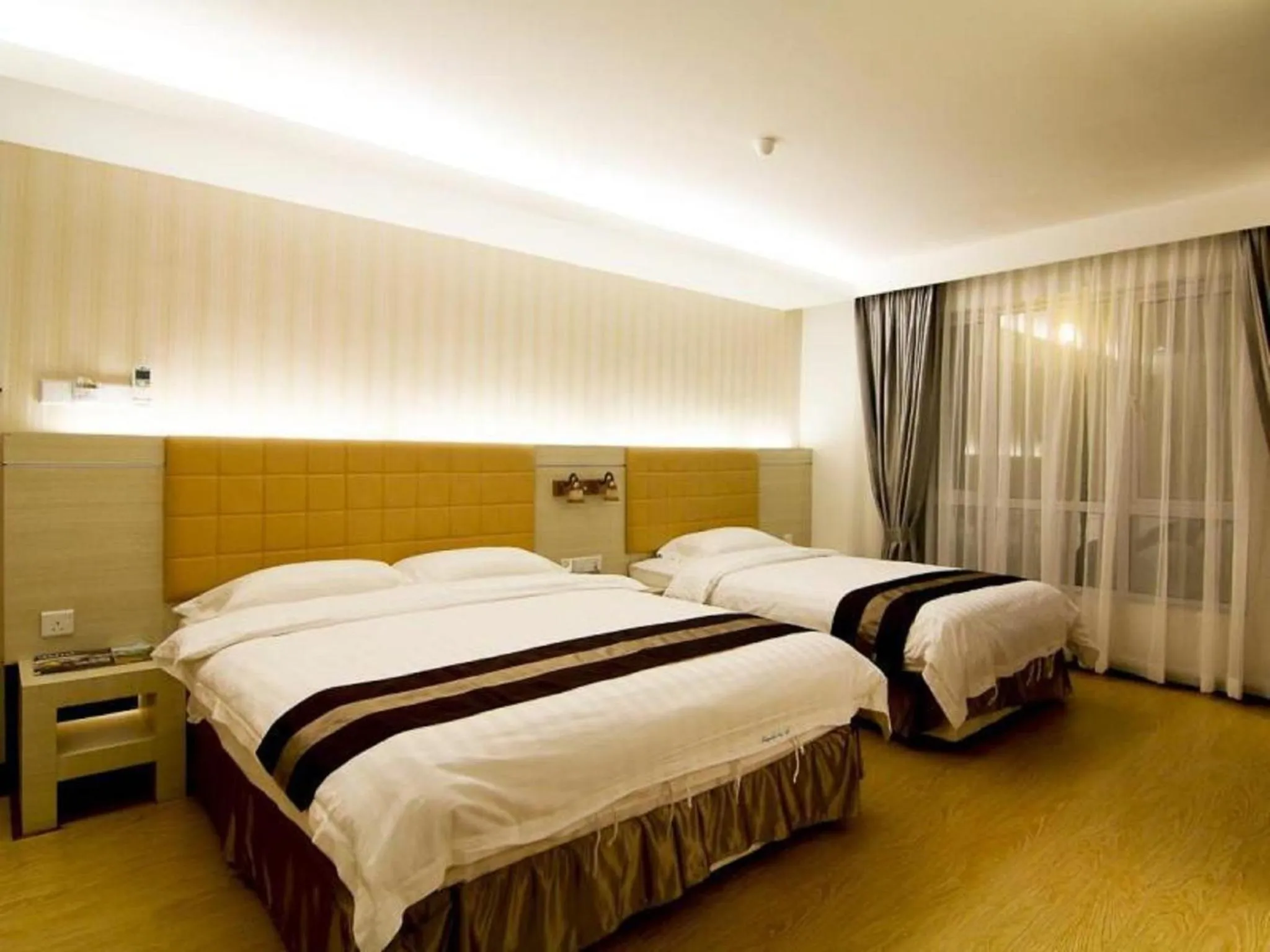 Bedroom, Bed in Kingsley Hotel