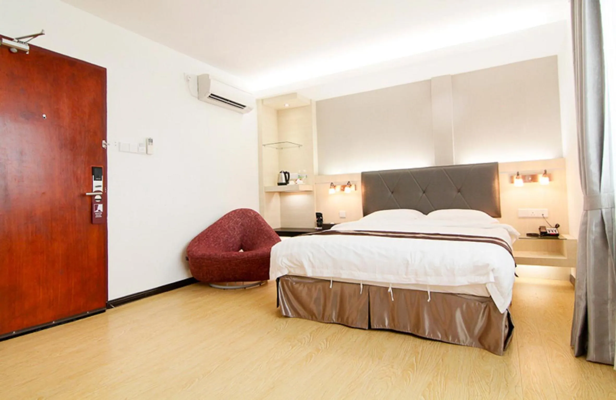 Photo of the whole room, Bed in Kingsley Hotel