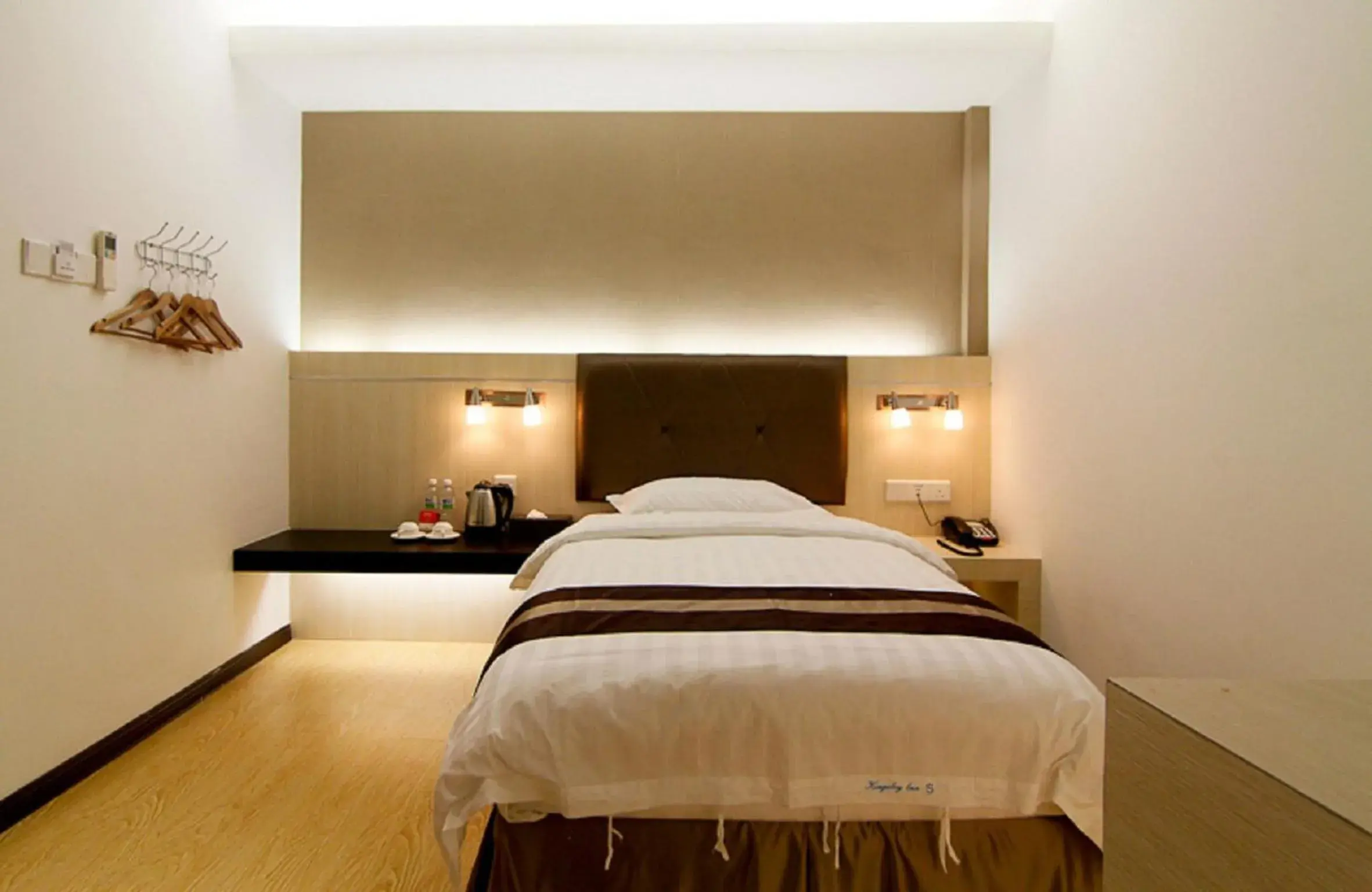 Bedroom, Bed in Kingsley Hotel Bedroom, Bed in Kingsley Hotel