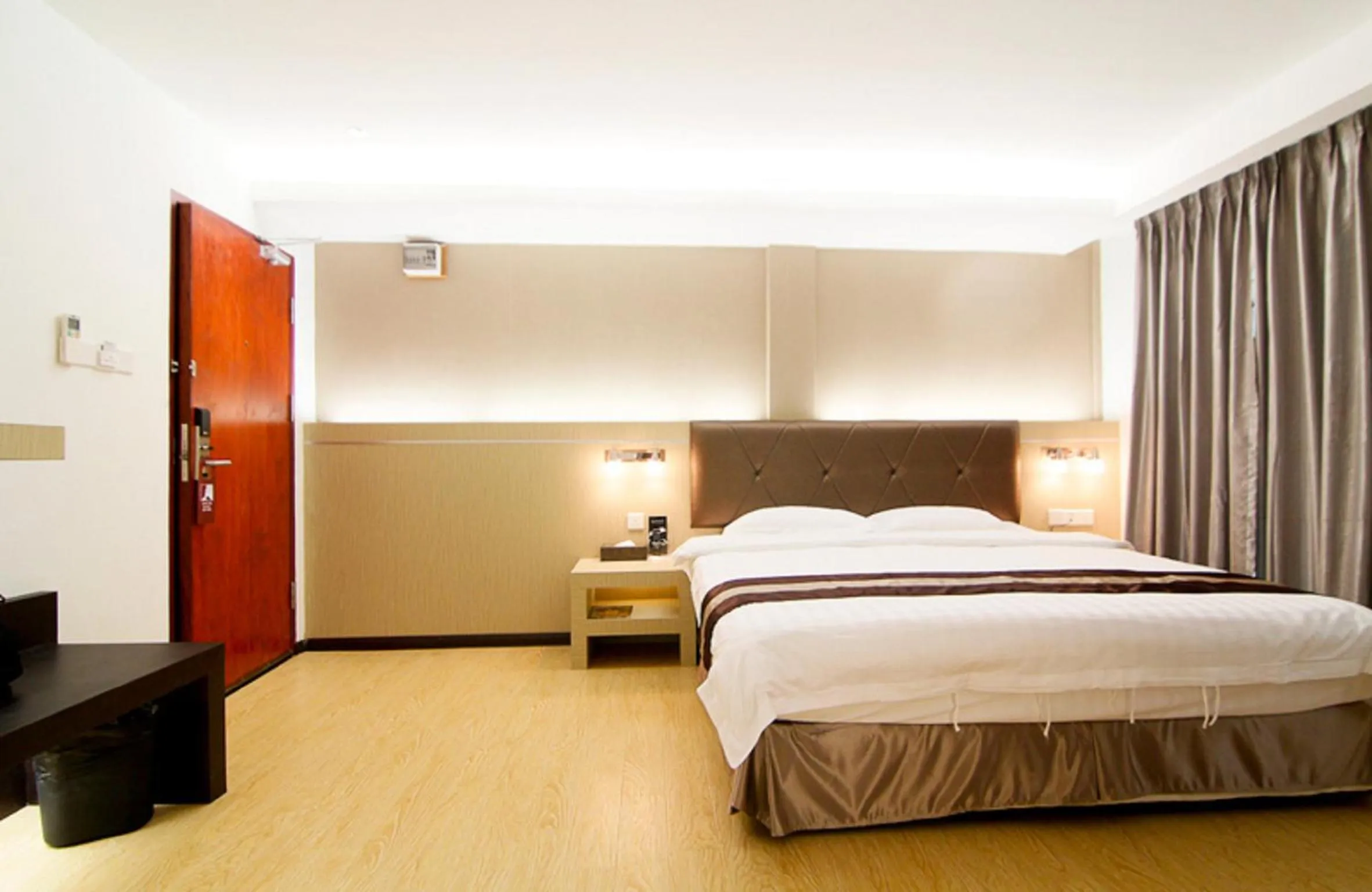 Bedroom, Bed in Kingsley Hotel