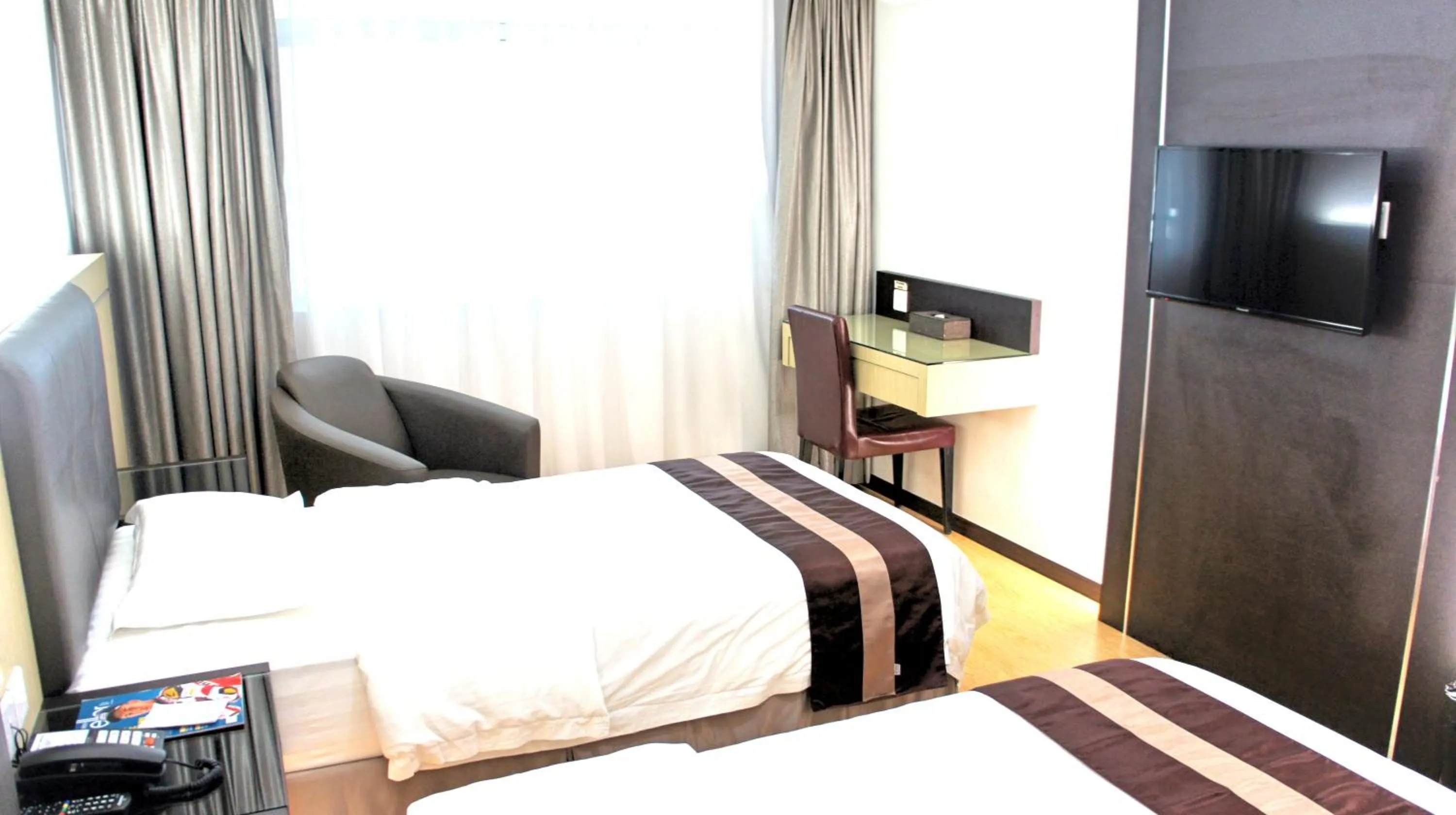 Seating area, Bed in Kingsley Hotel