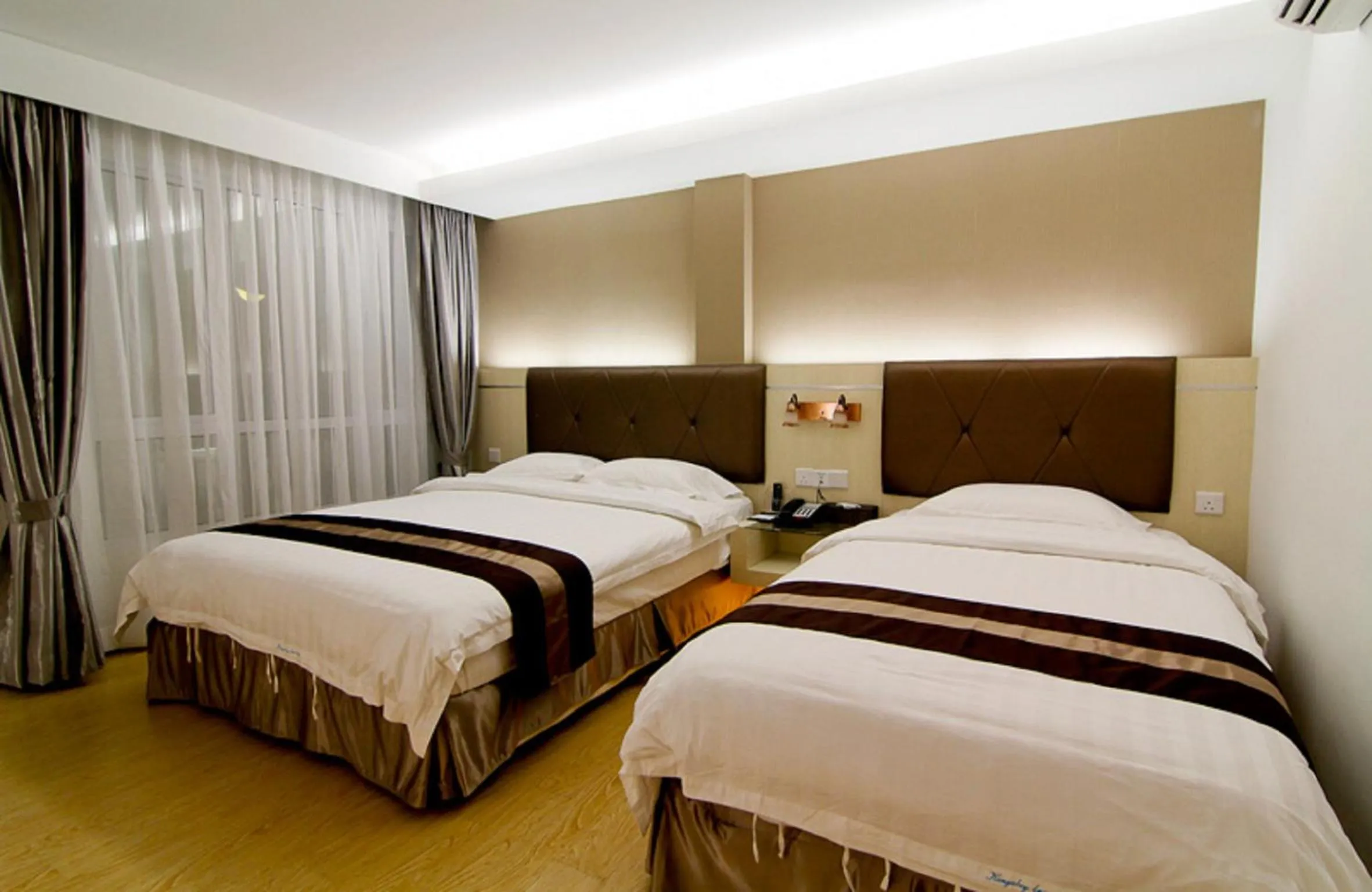 Bedroom, Bed in Kingsley Hotel