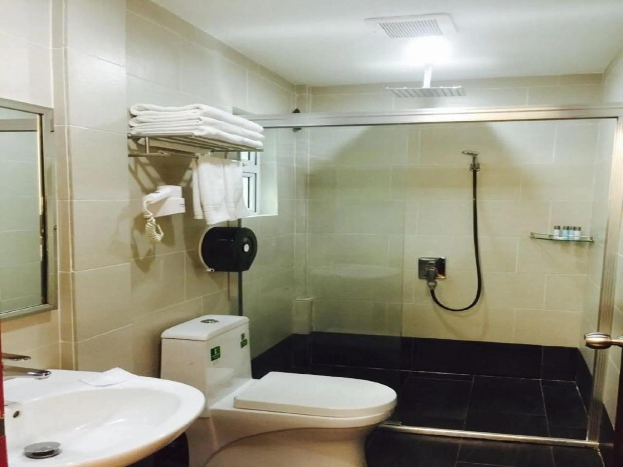 Bathroom in Kingsley Hotel