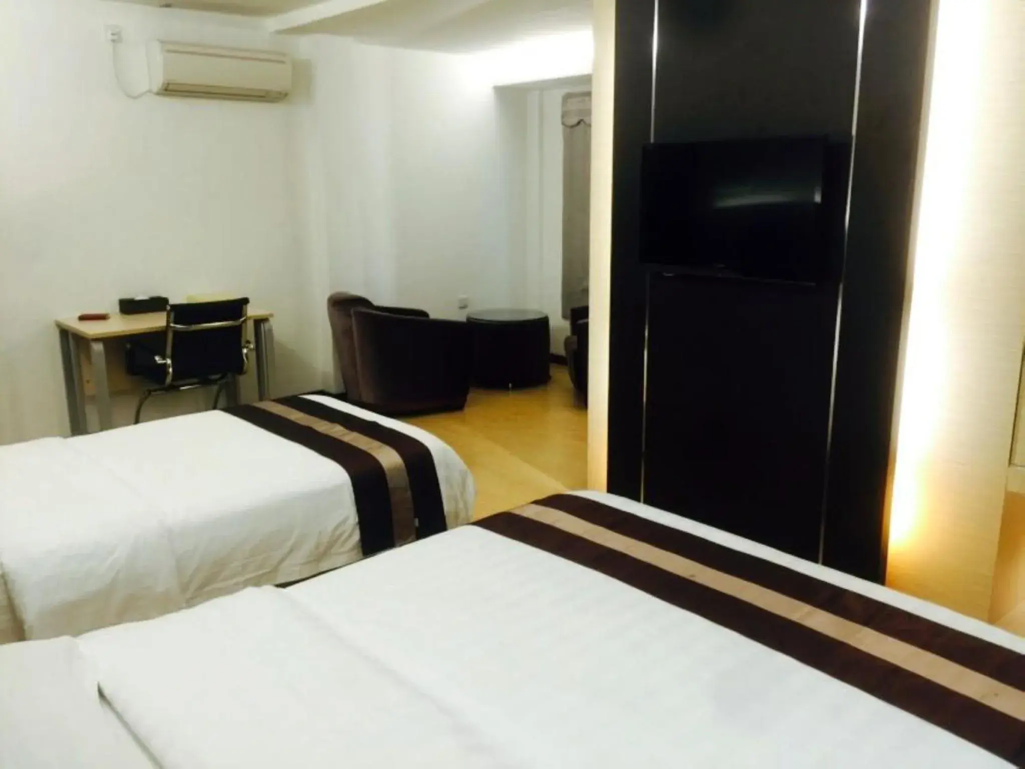 Bed in Kingsley Hotel Bed in Kingsley Hotel