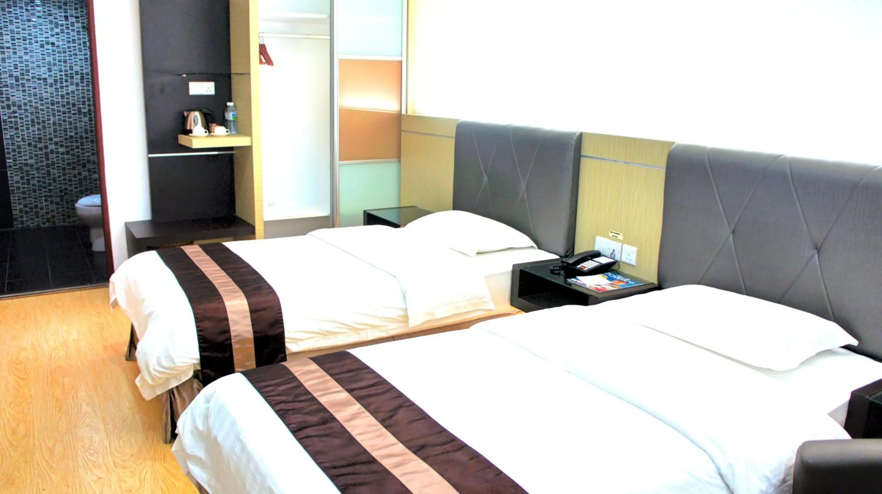 Bedroom, Bed in Kingsley Hotel