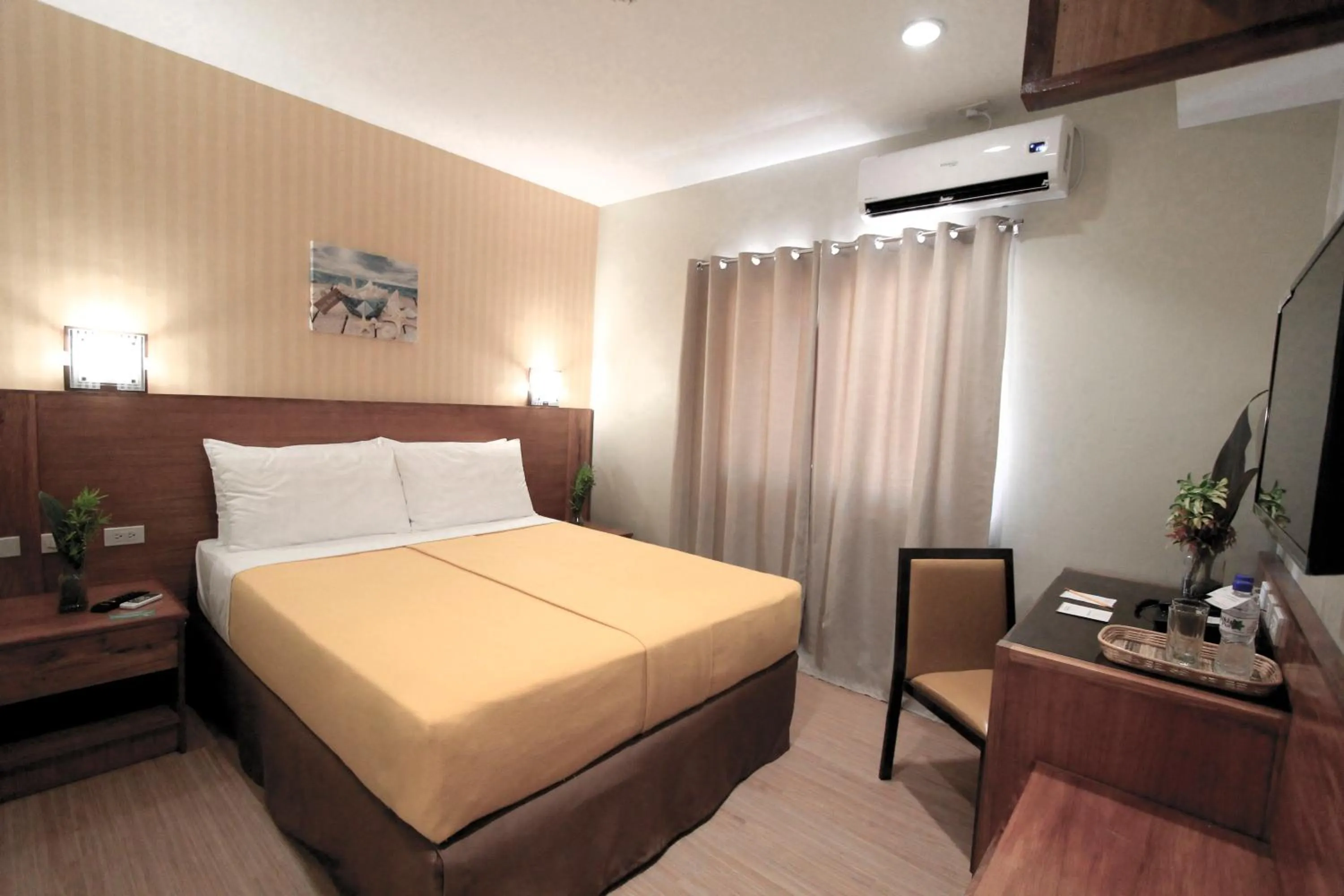 Bed in Coron Soleil Express Hotel