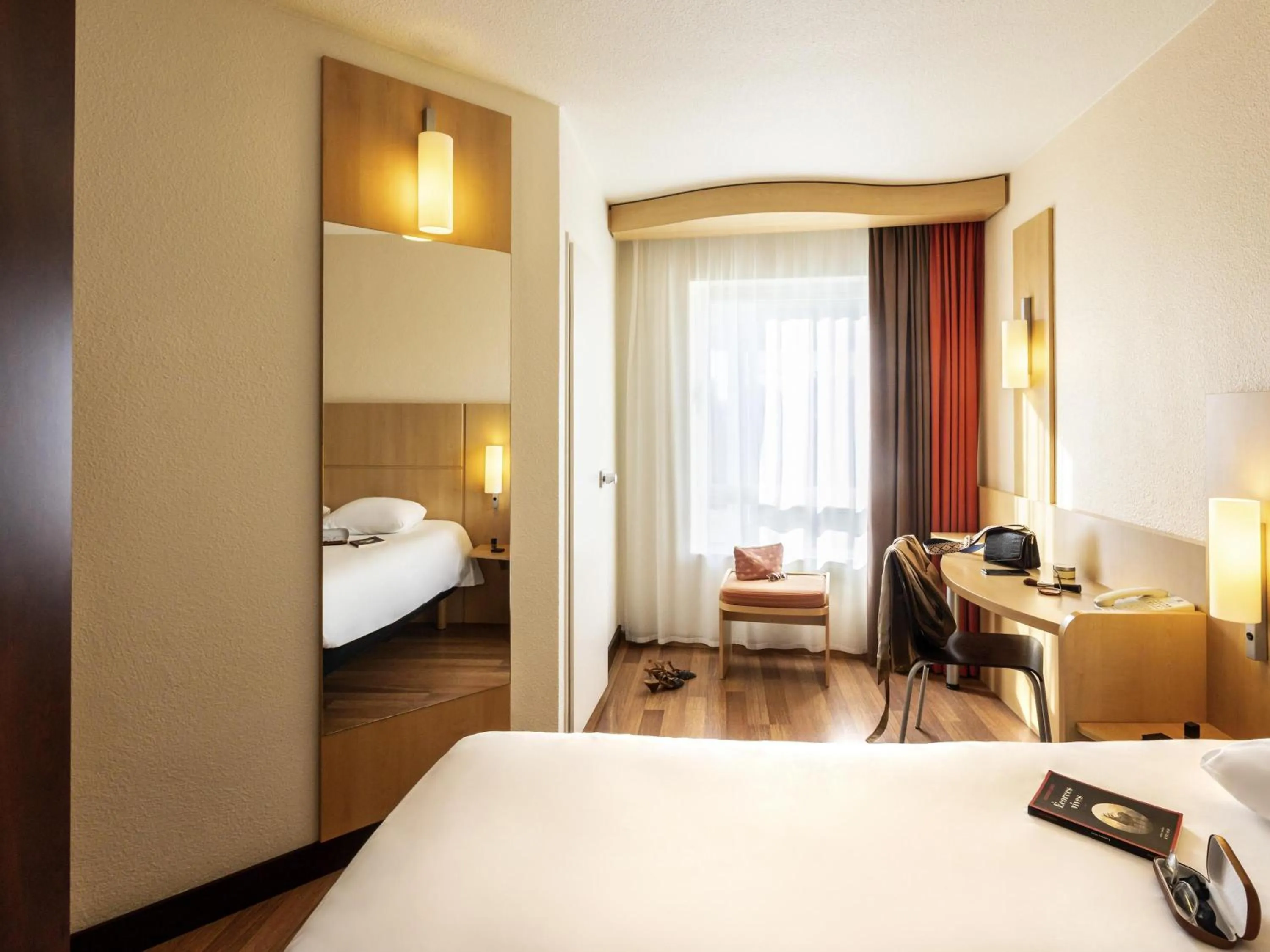 Bedroom, Bed in ibis Antwerpen Centrum