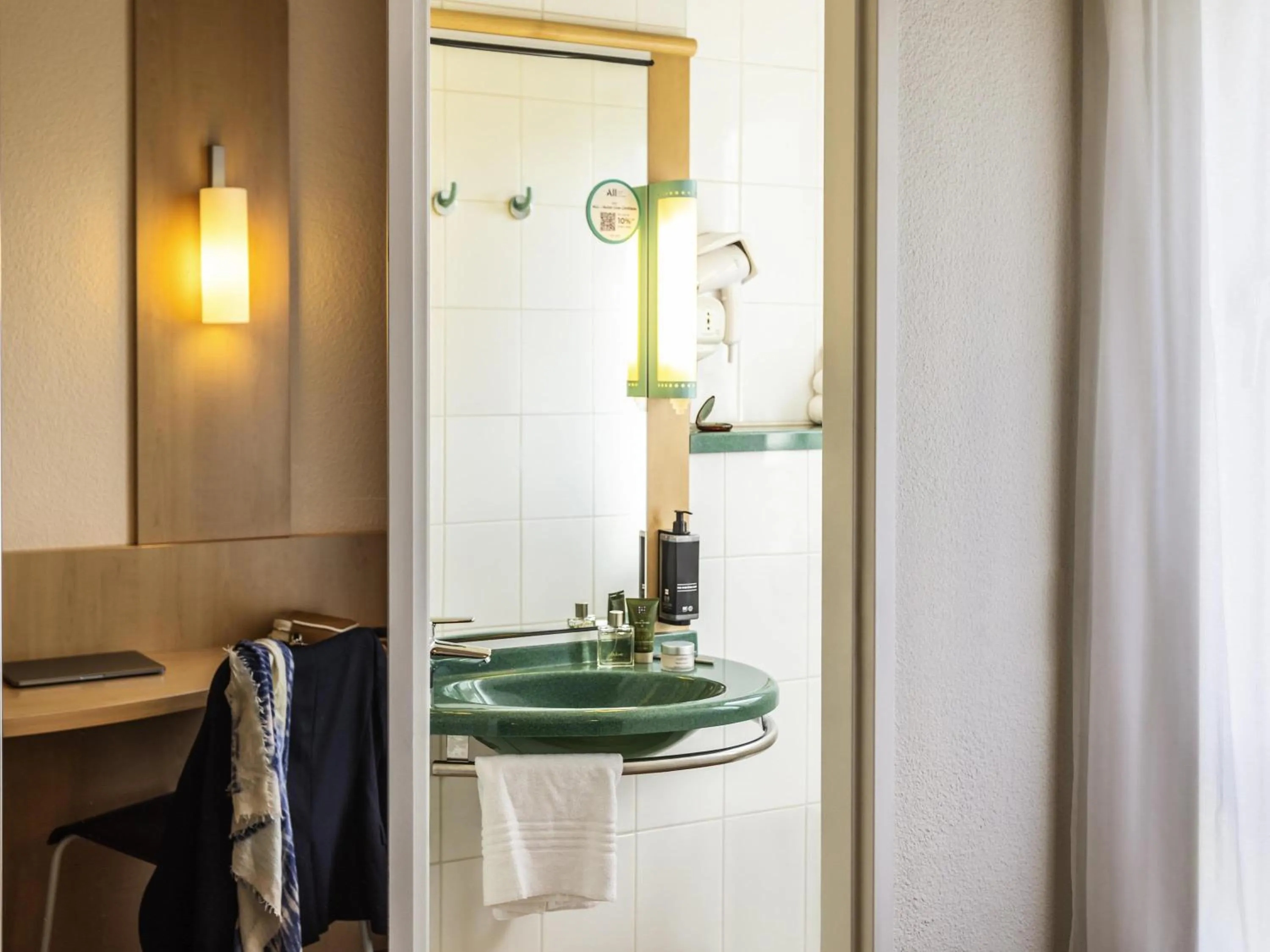 Bedroom in ibis Antwerpen Centrum