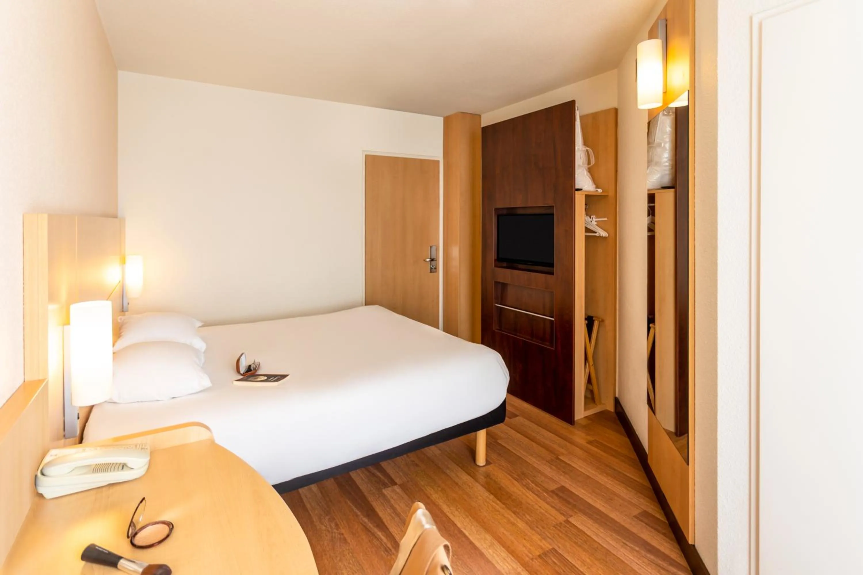 Bedroom, Bed in ibis Antwerpen Centrum