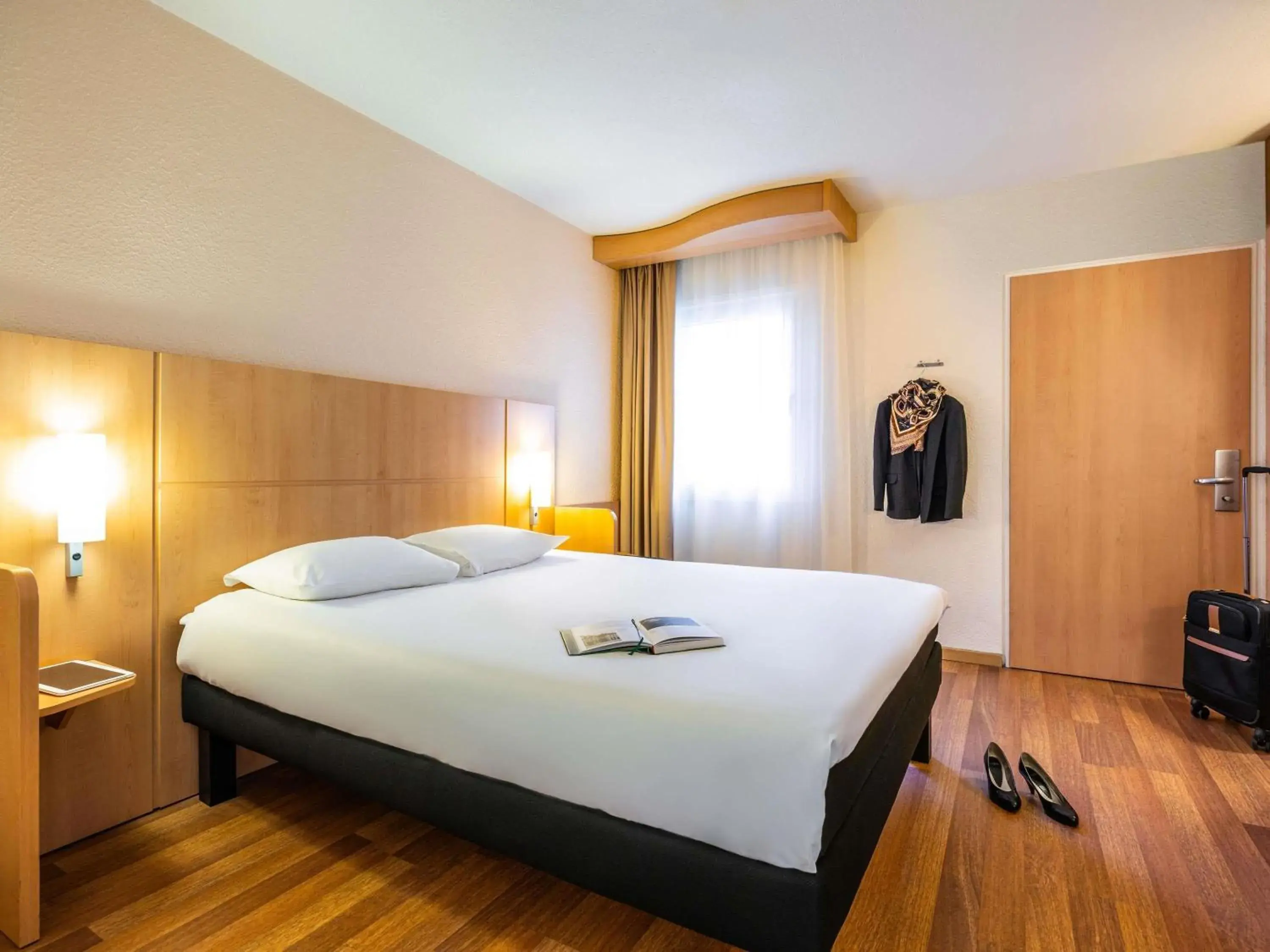 Bedroom, Bed in ibis Antwerpen Centrum Bedroom, Bed in ibis Antwerpen Centrum