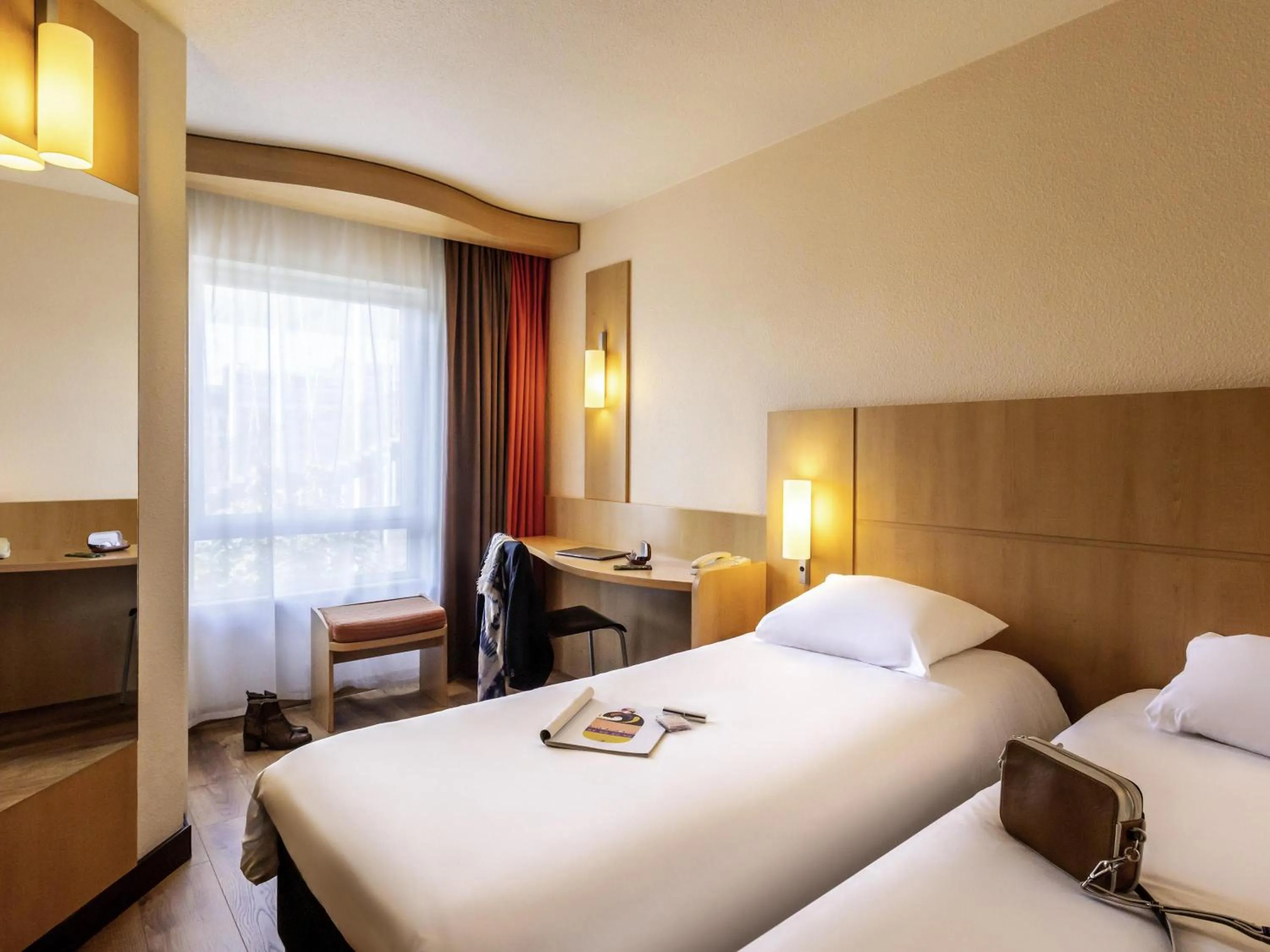 Bedroom, Bed in ibis Antwerpen Centrum