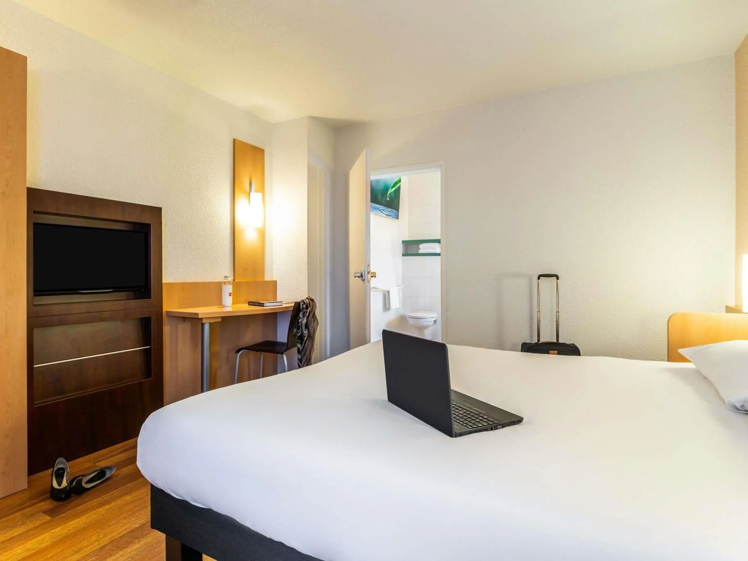 Bedroom, Bed in ibis Antwerpen Centrum Bedroom, Bed in ibis Antwerpen Centrum