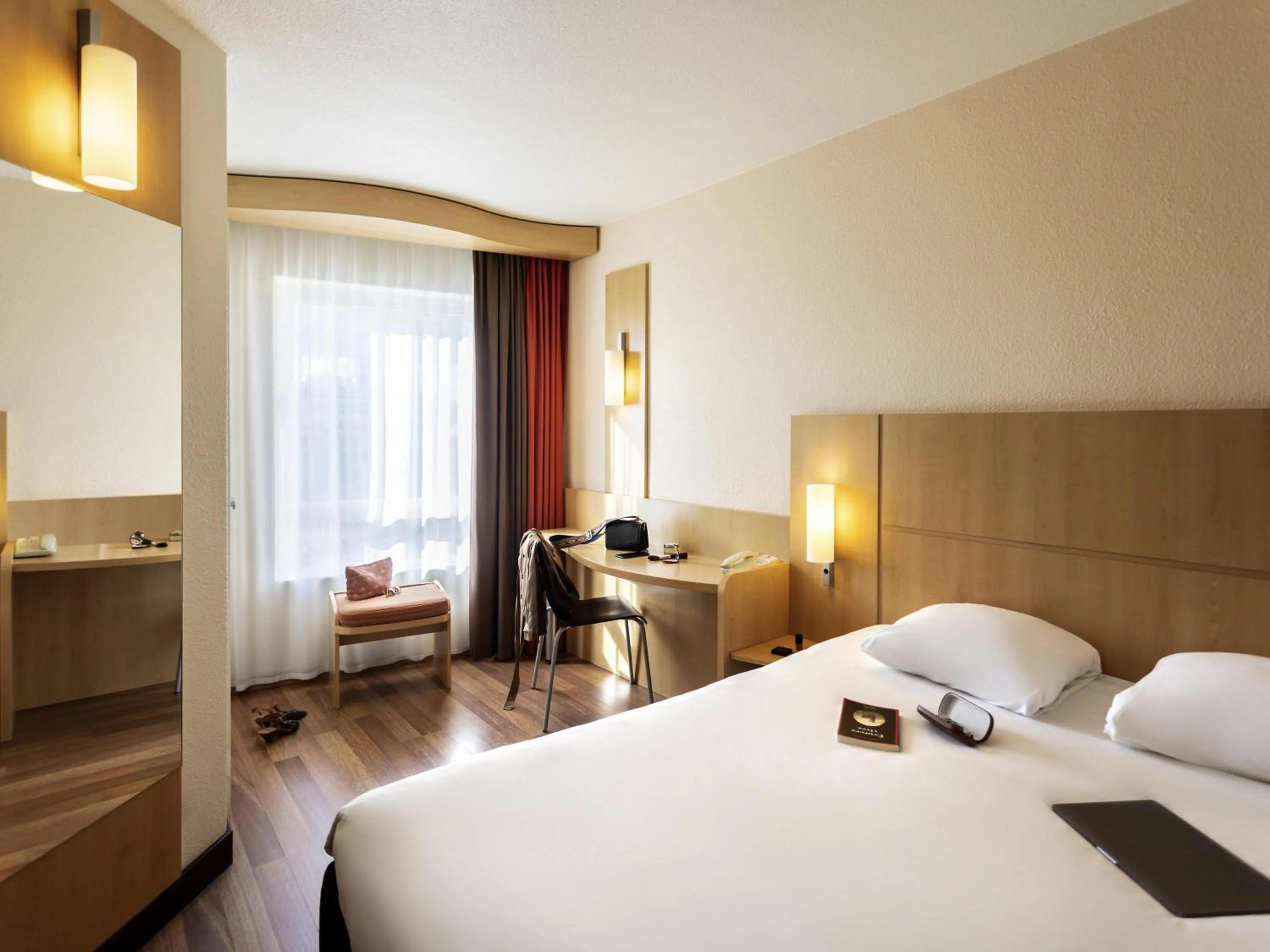 Property building, Bed in ibis Antwerpen Centrum