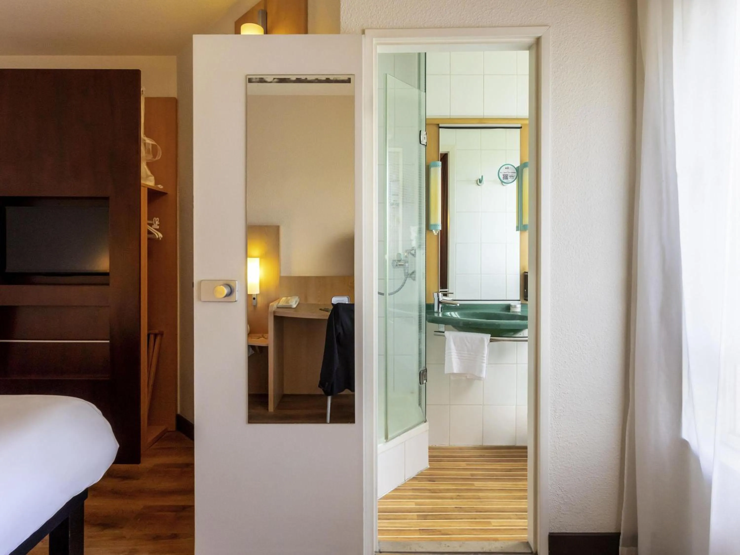 Bedroom, Bed in ibis Antwerpen Centrum