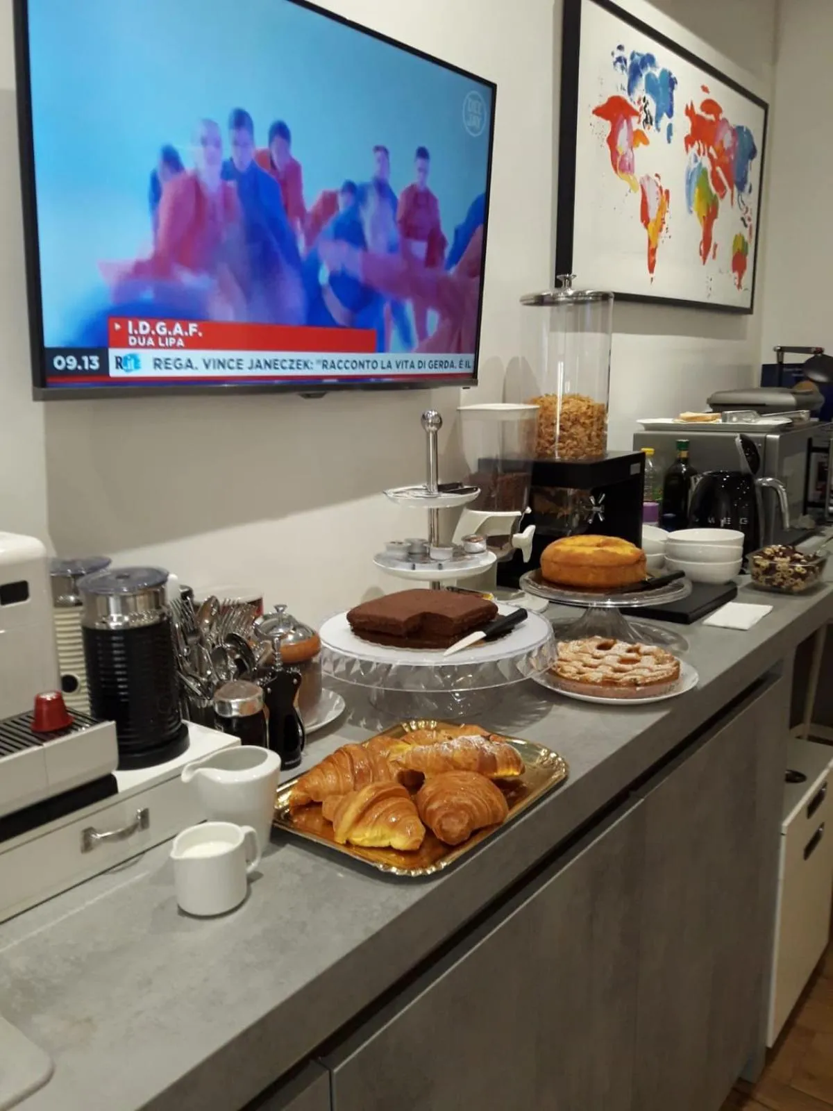 Breakfast in Vatican Chic B&B