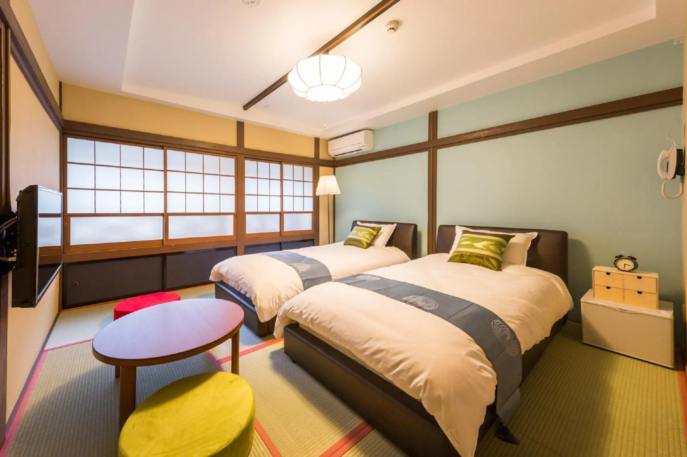 Photo of the whole room, Bed in Hanaingen