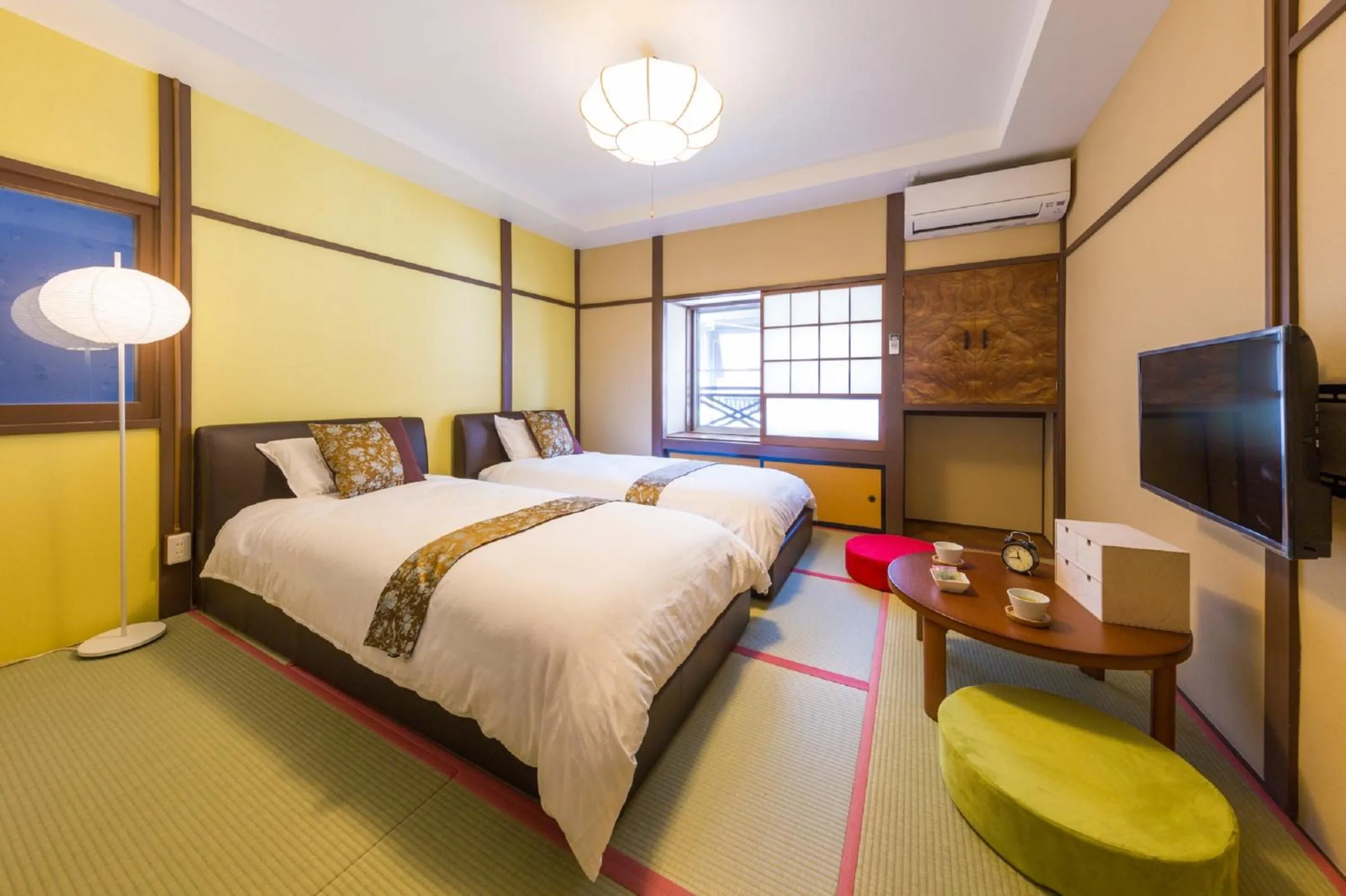 Photo of the whole room, Bed in Hanaingen