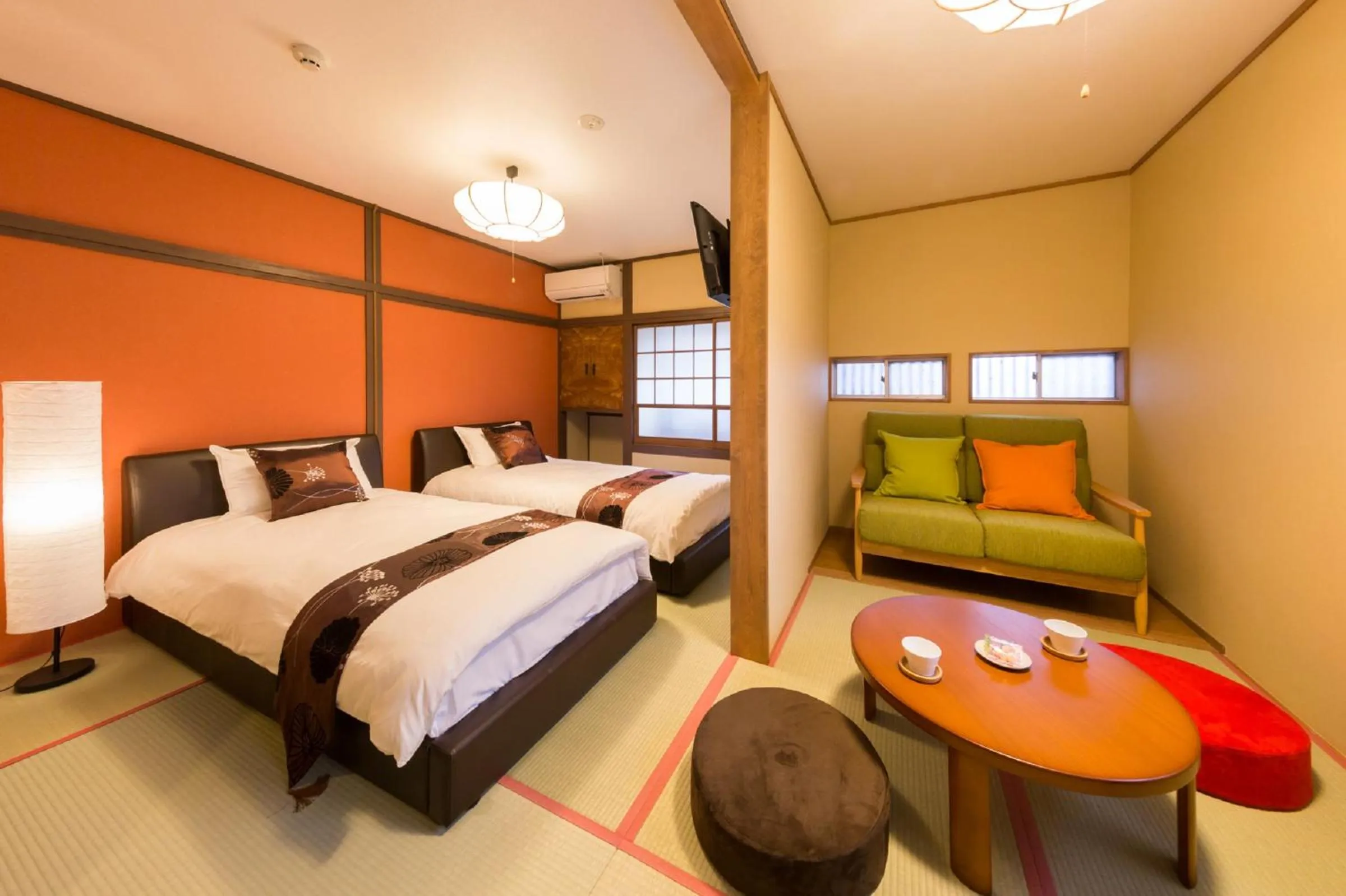 Photo of the whole room, Bed in Hanaingen