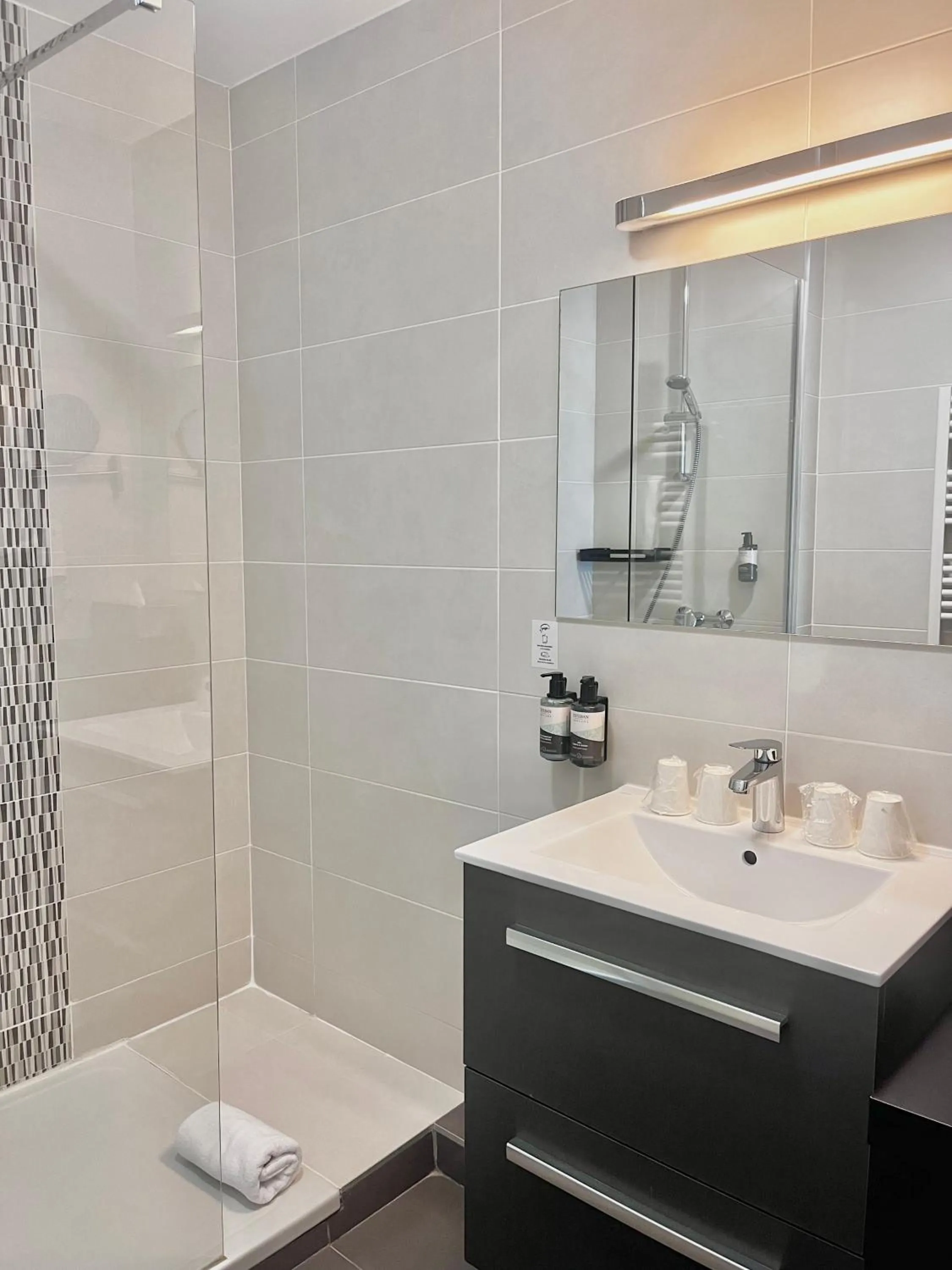 Shower in Le Prose Hôtel