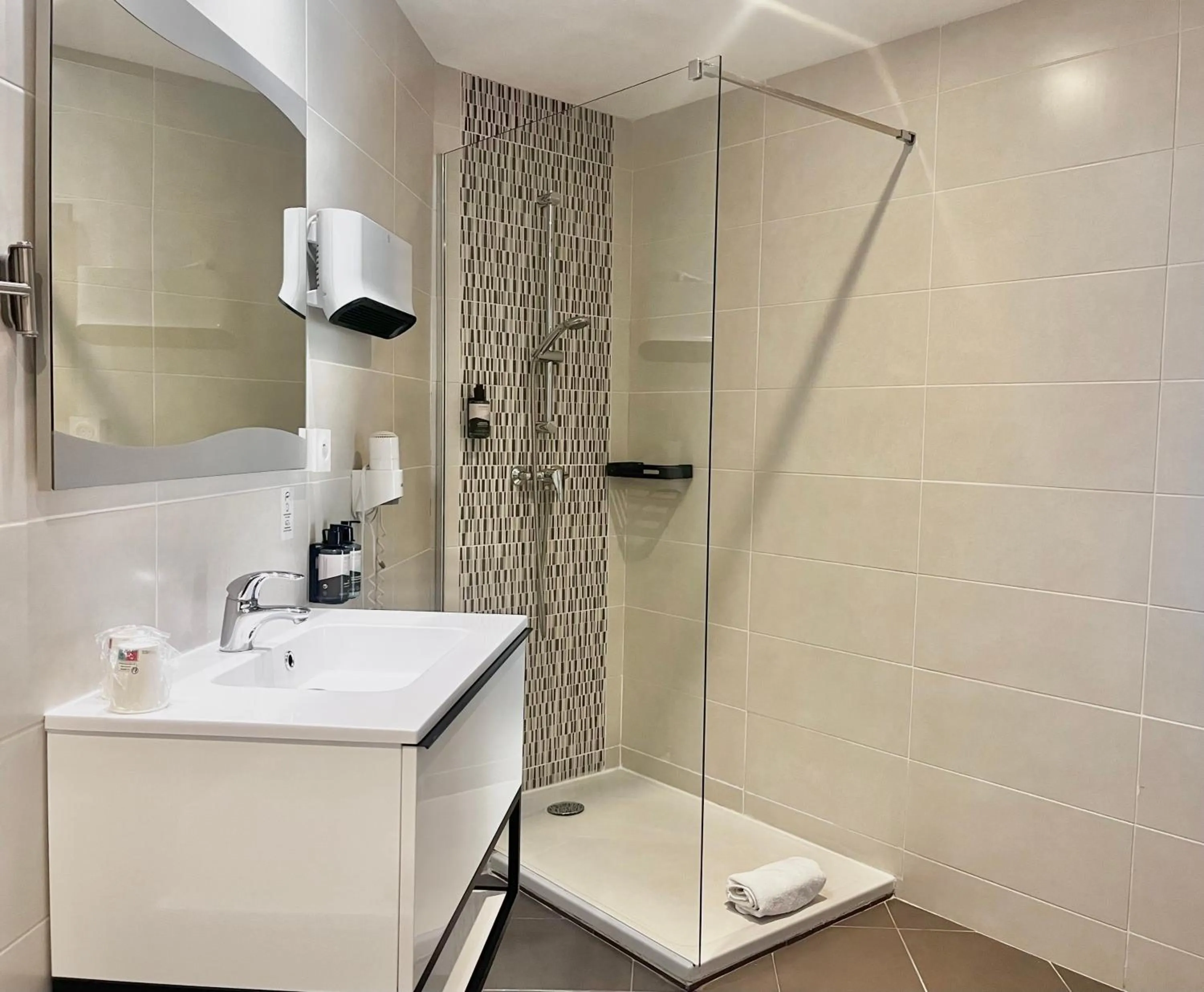 Shower in Le Prose Hôtel