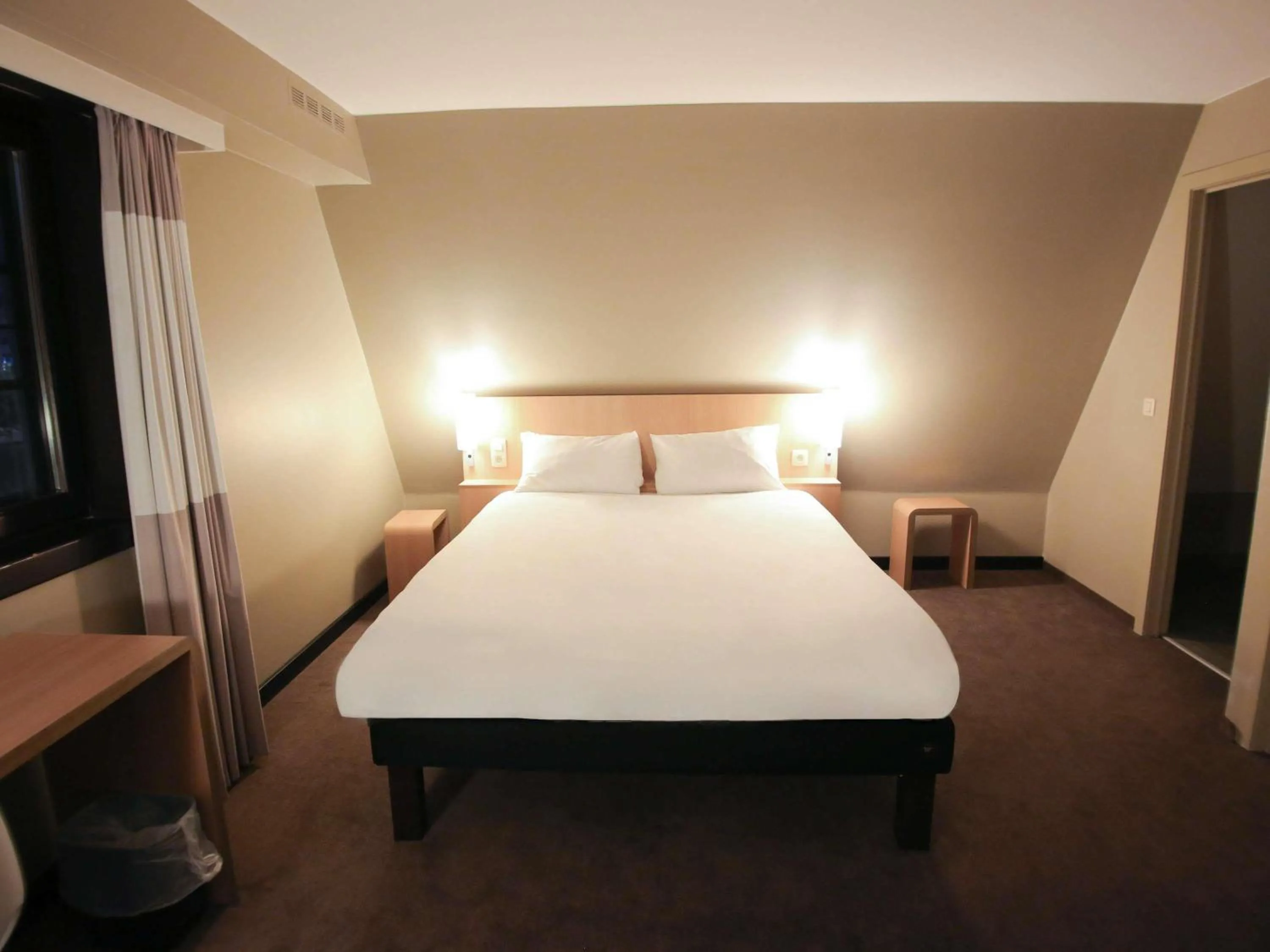 Bedroom, Bed in ibis Hotel Brussels off Grand'Place