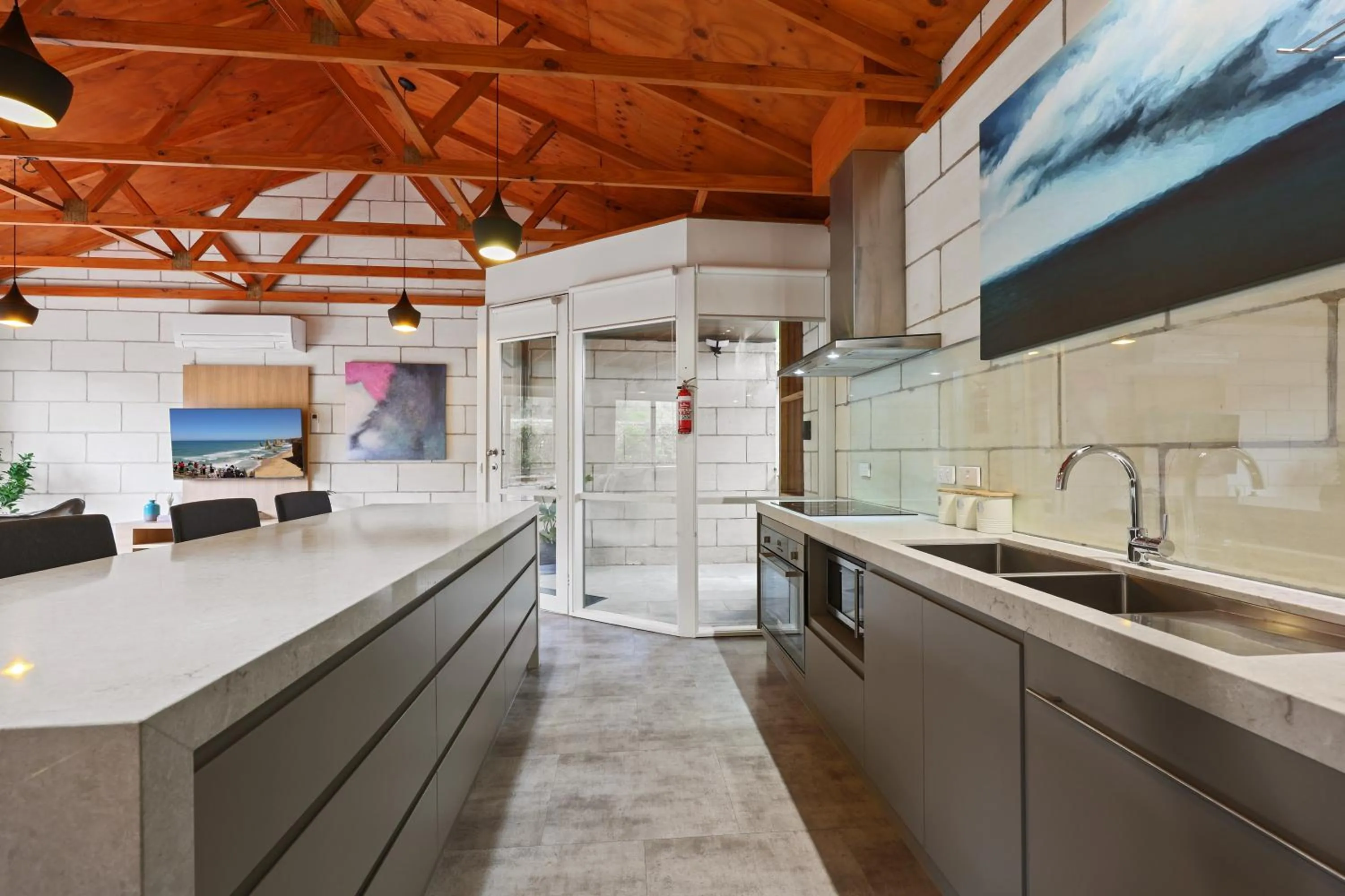 Waves Luxury Suites & Port Central Apartments