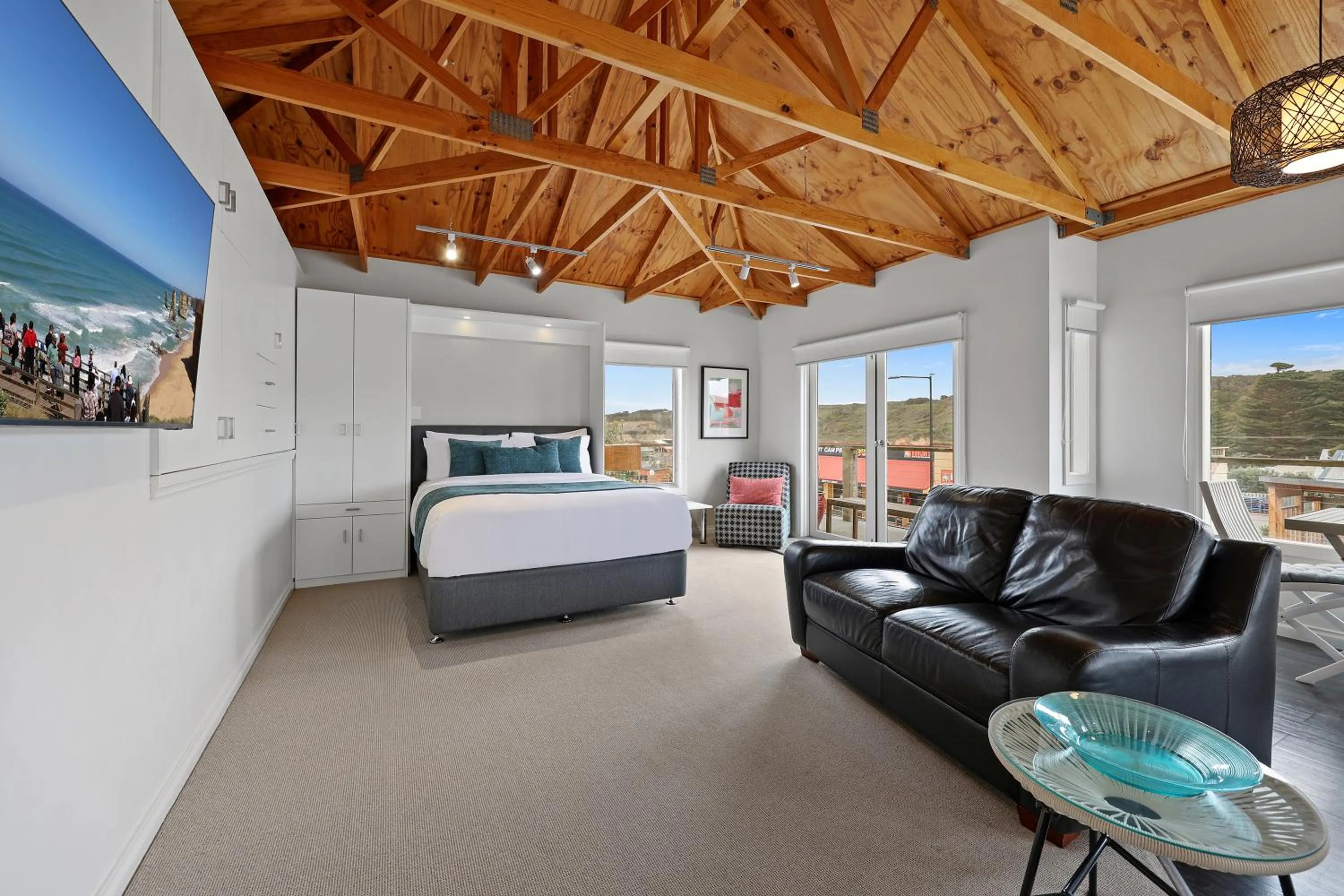 Bed in Waves Luxury Suites & Port Central Apartments