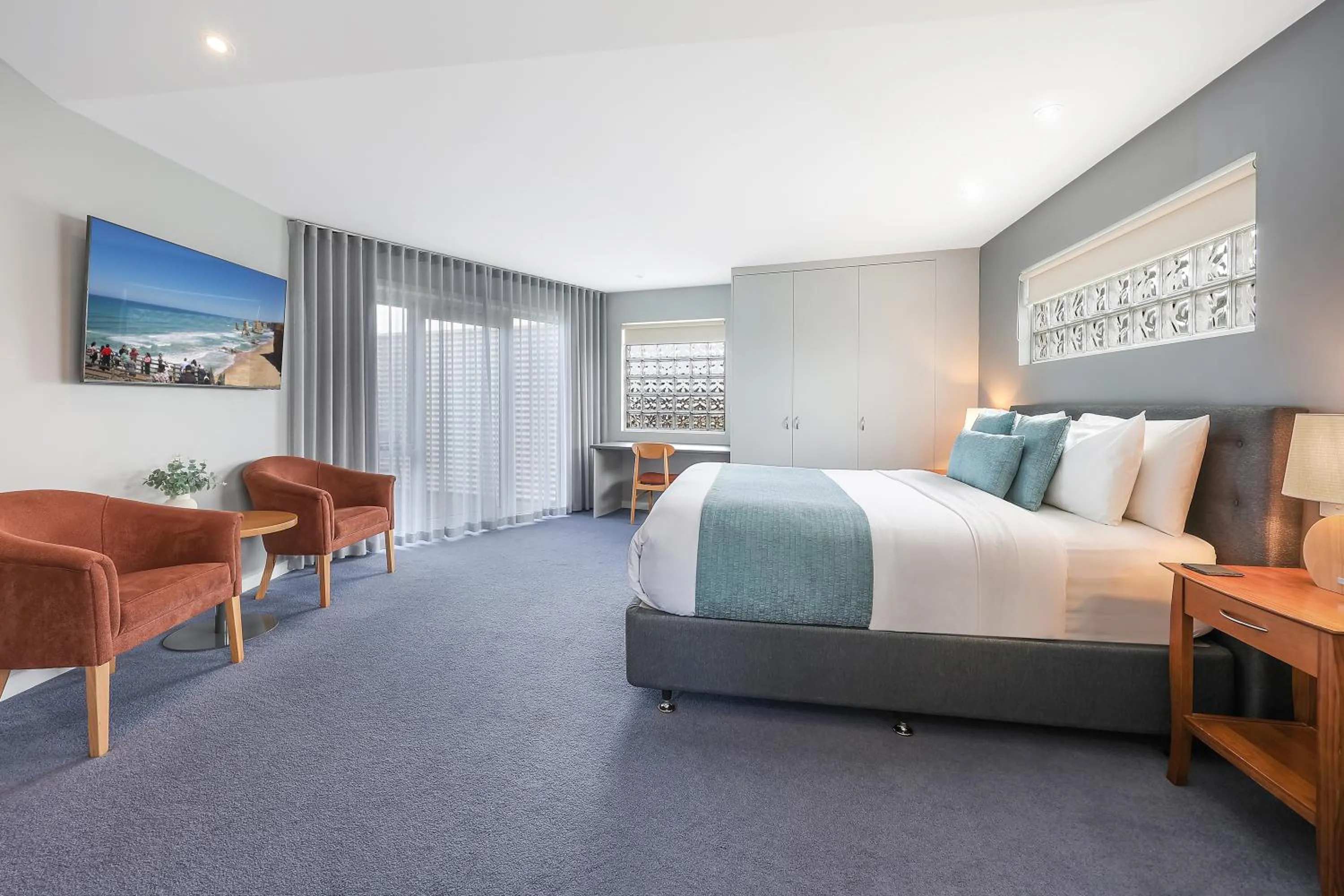 Shower, Bed in Waves Luxury Suites & Port Central Apartments