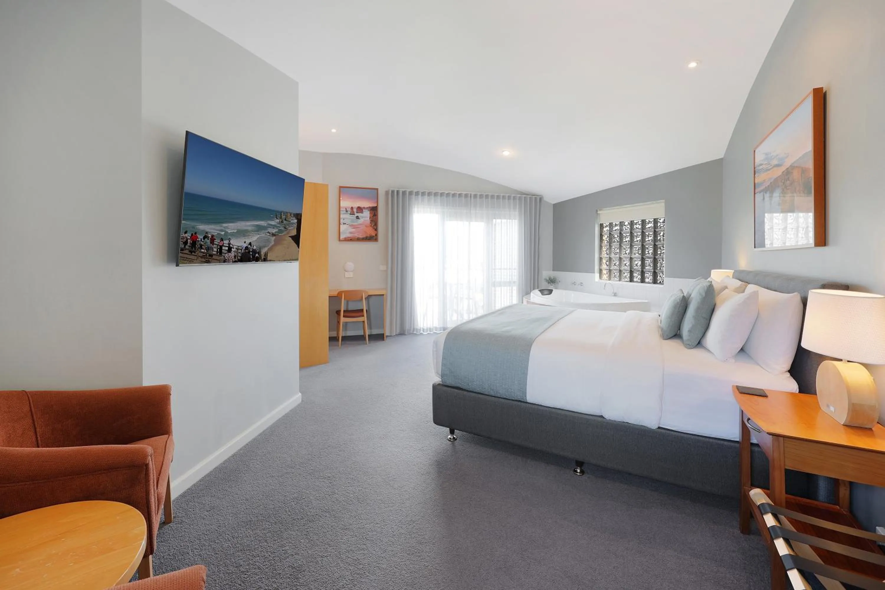 Bed in Waves Luxury Suites & Port Central Apartments