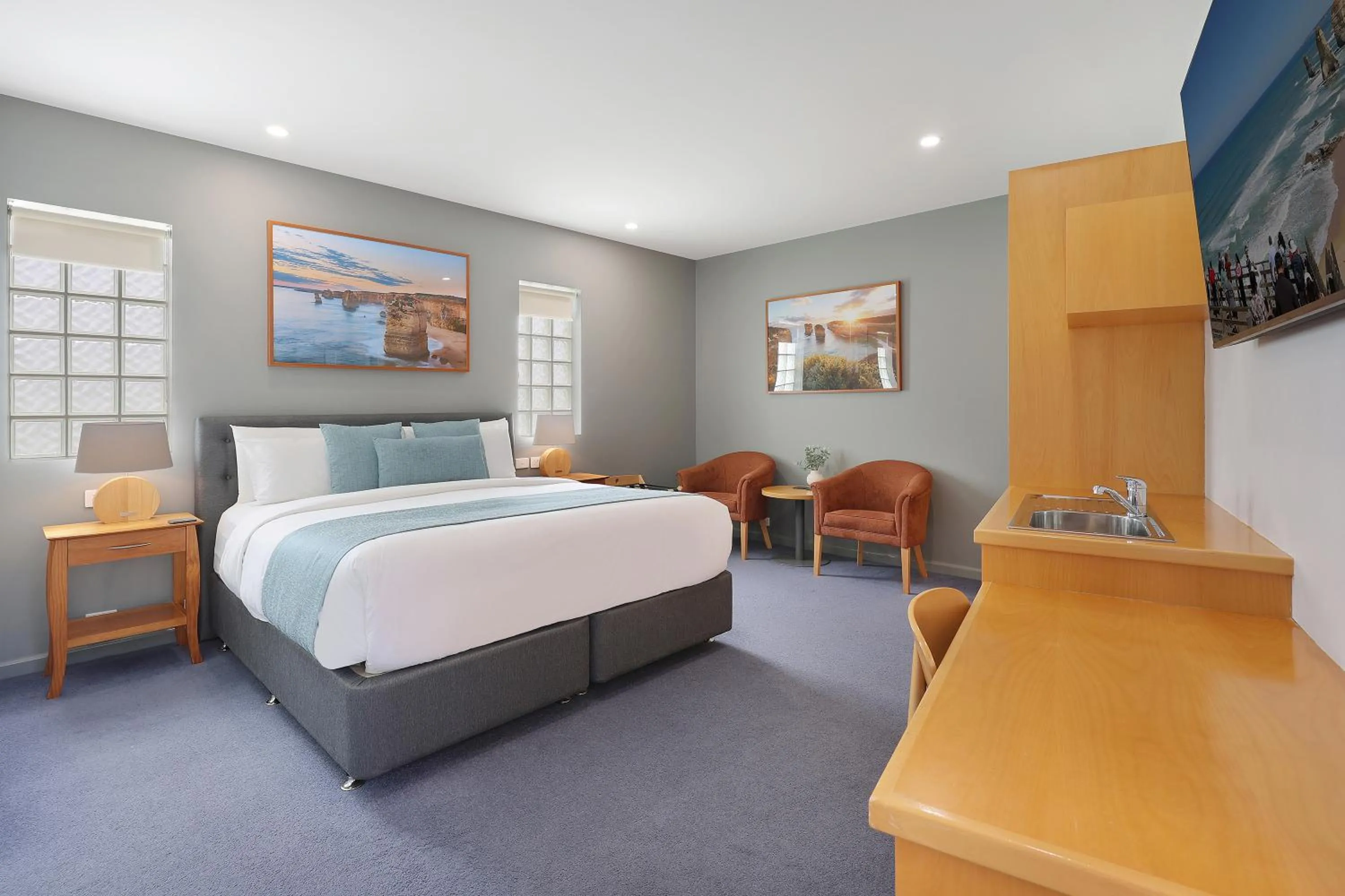 Shower, Bed in Waves Luxury Suites & Port Central Apartments