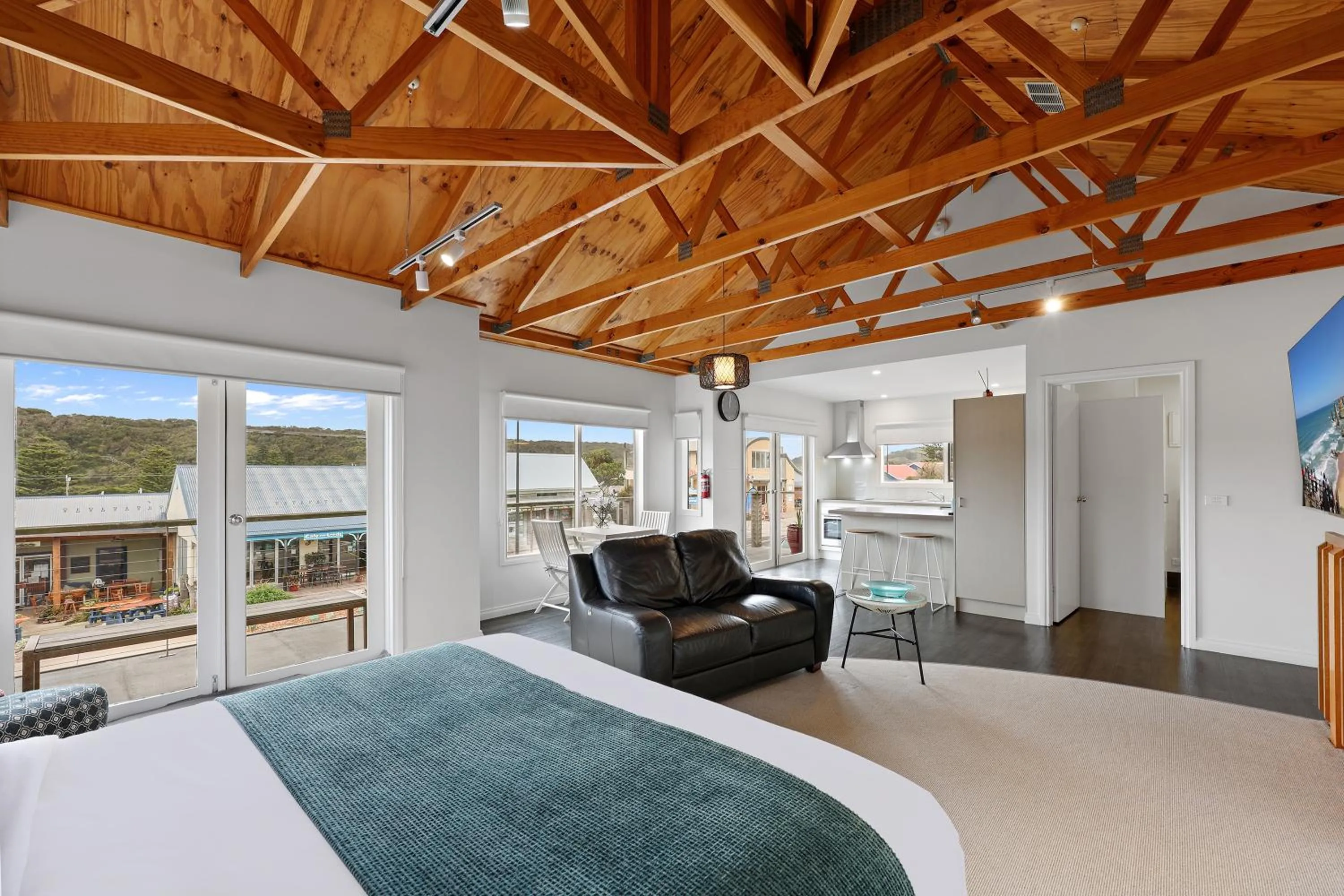Waves Luxury Suites & Port Central Apartments