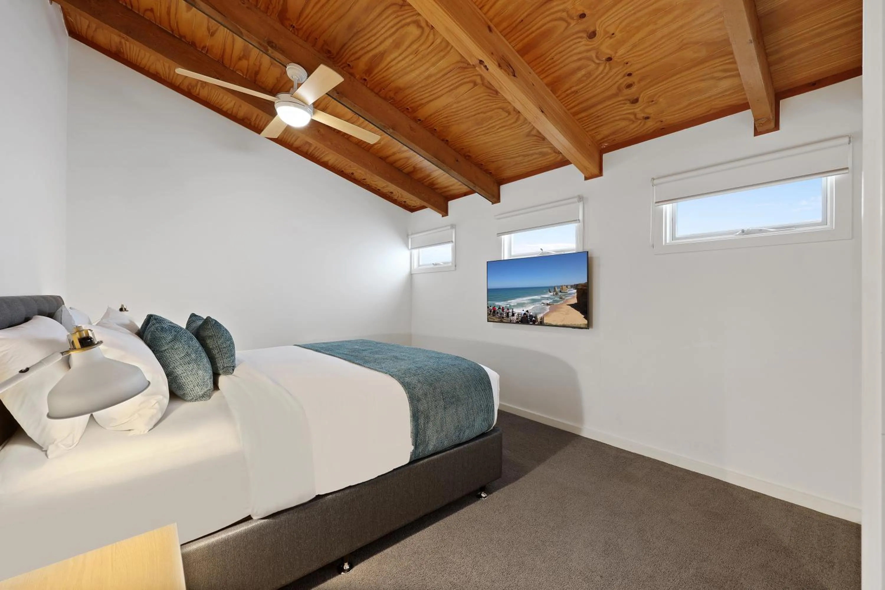 Bed in Waves Luxury Suites & Port Central Apartments