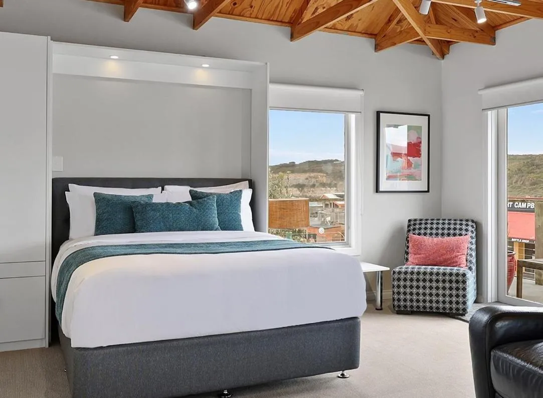 Bed in Waves Luxury Suites & Port Central Apartments