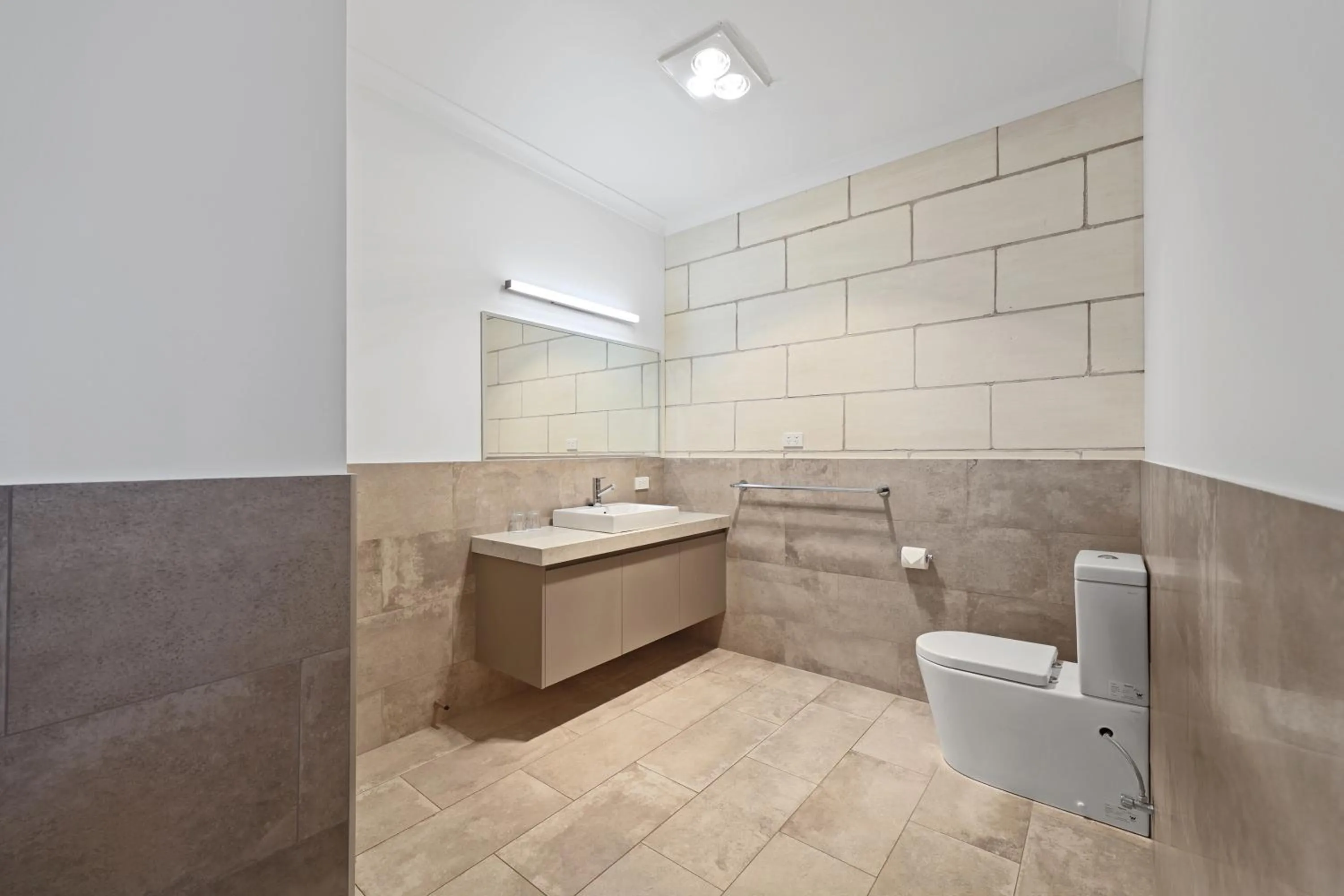 Waves Luxury Suites & Port Central Apartments