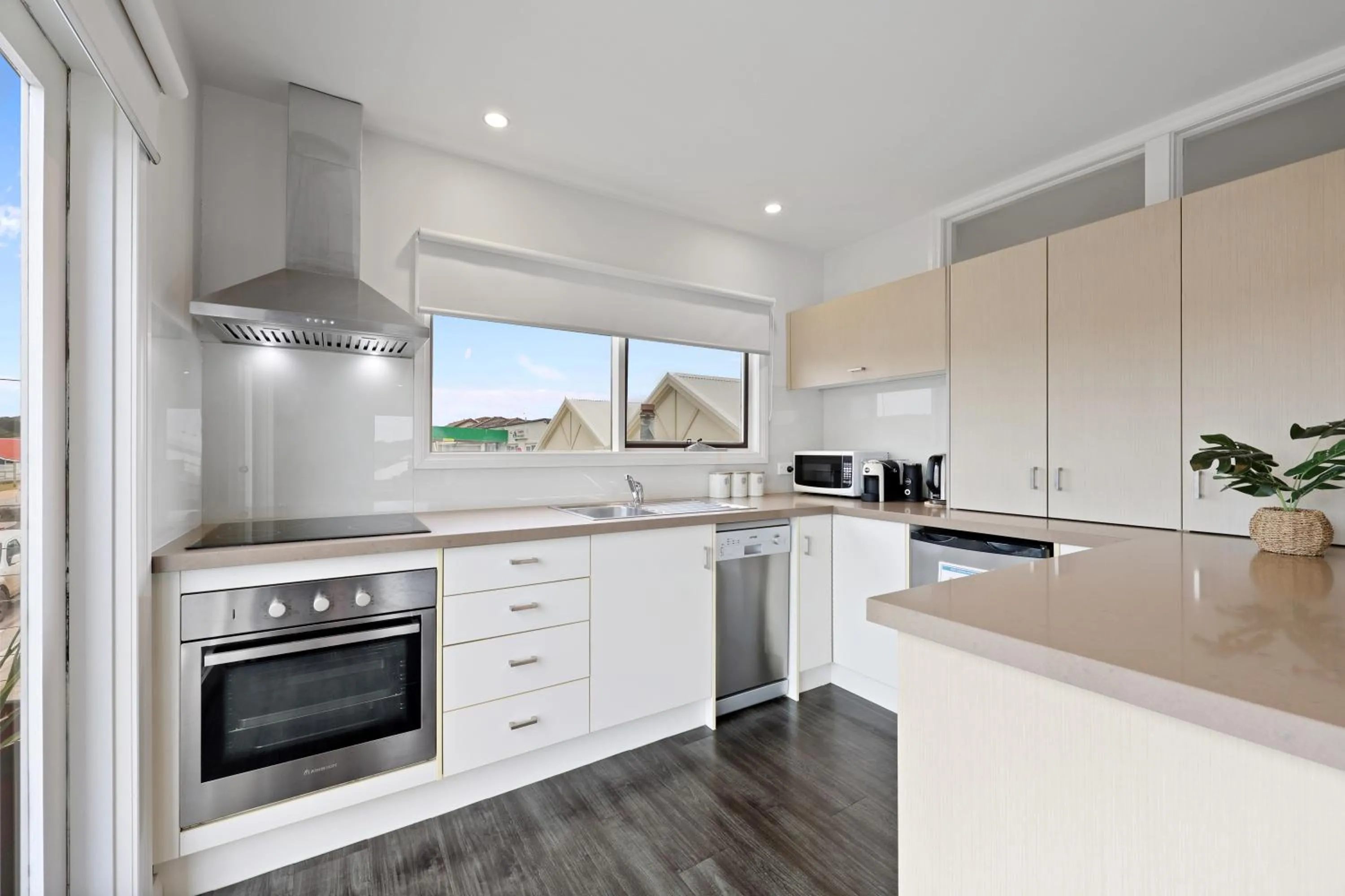 Waves Luxury Suites & Port Central Apartments