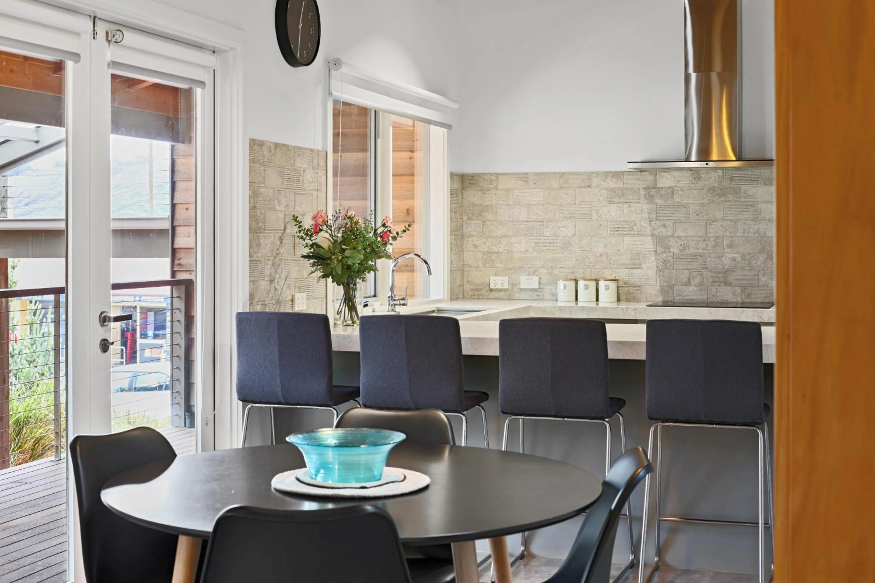 Waves Luxury Suites & Port Central Apartments