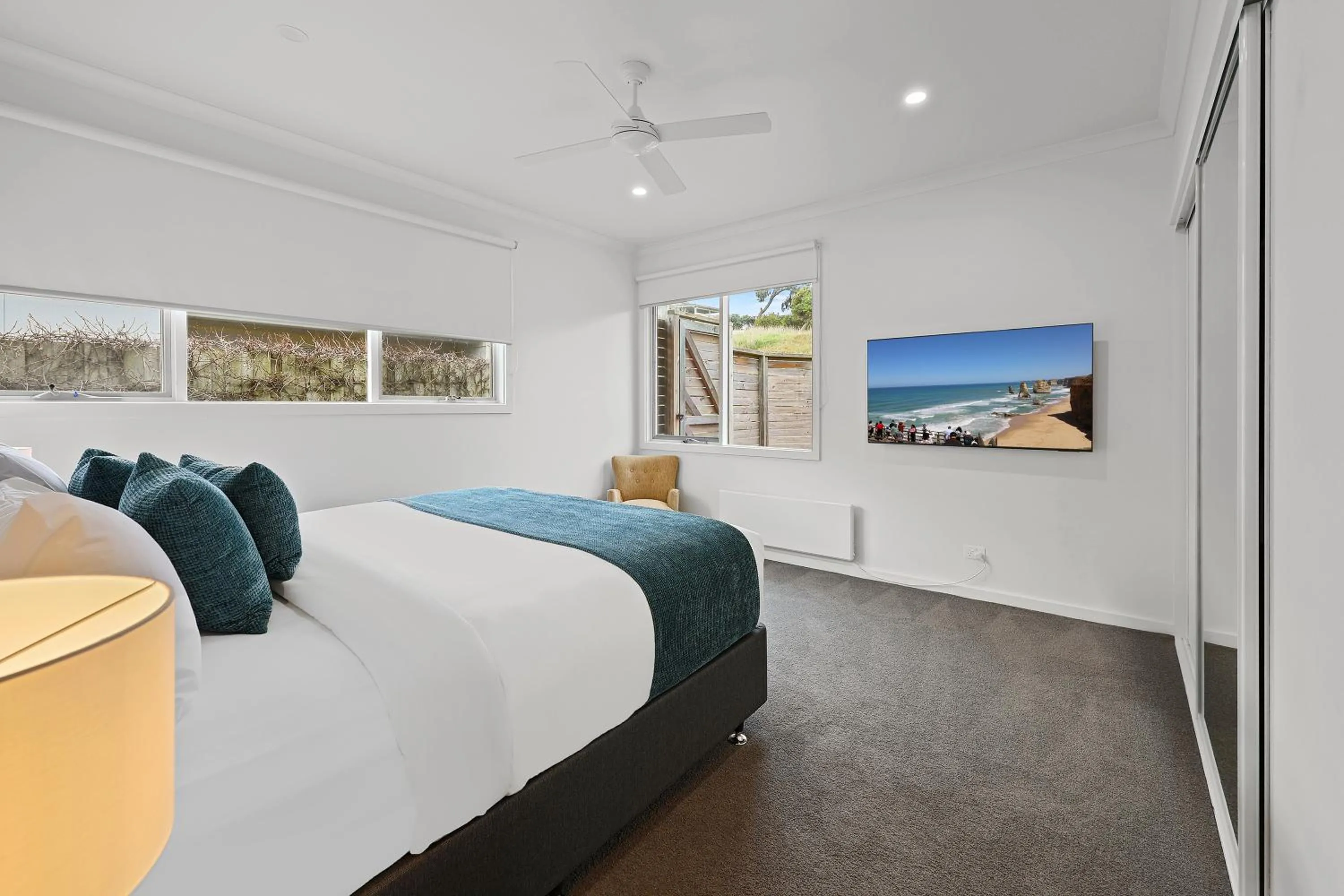 Bed in Waves Luxury Suites & Port Central Apartments