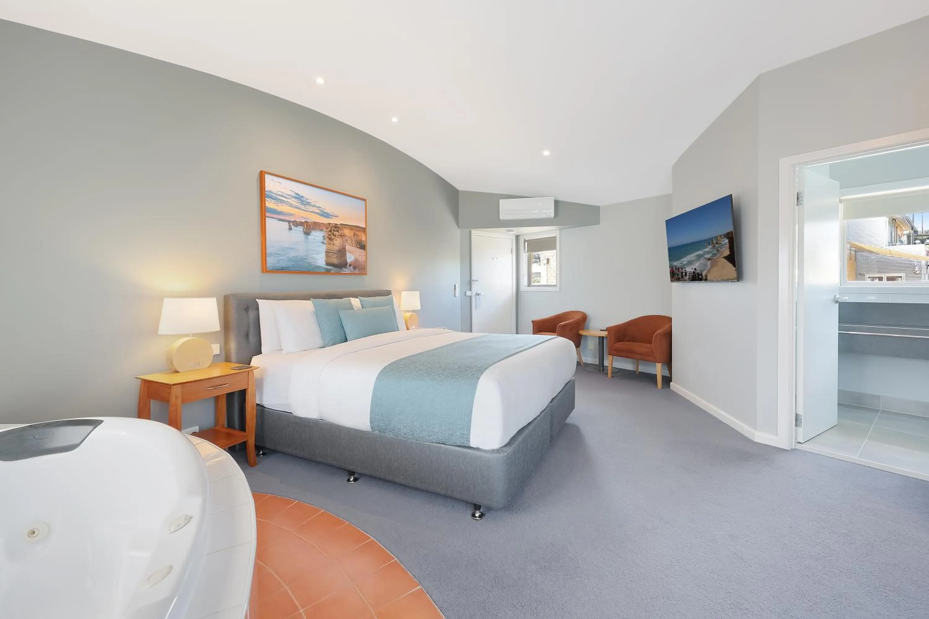 Toilet, Bed in Waves Luxury Suites & Port Central Apartments