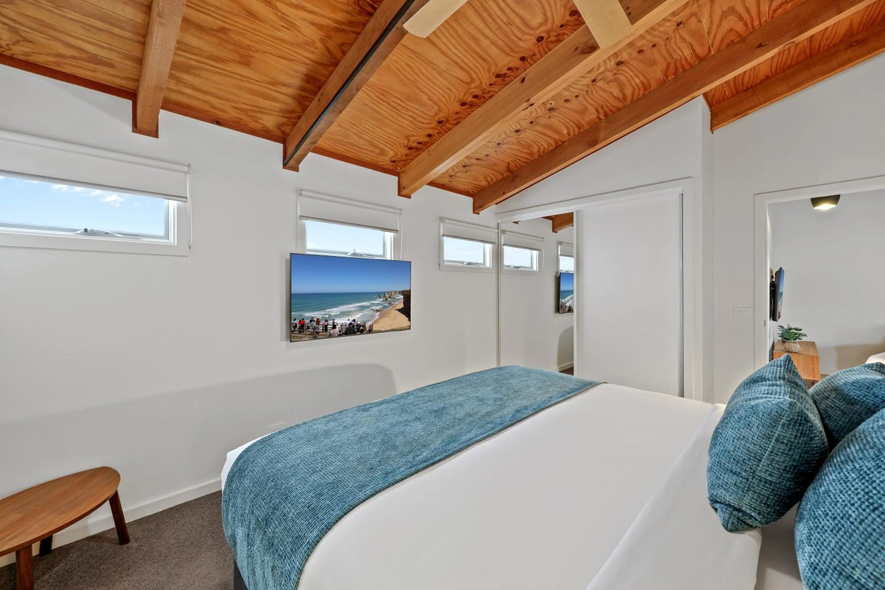 Bed in Waves Luxury Suites & Port Central Apartments